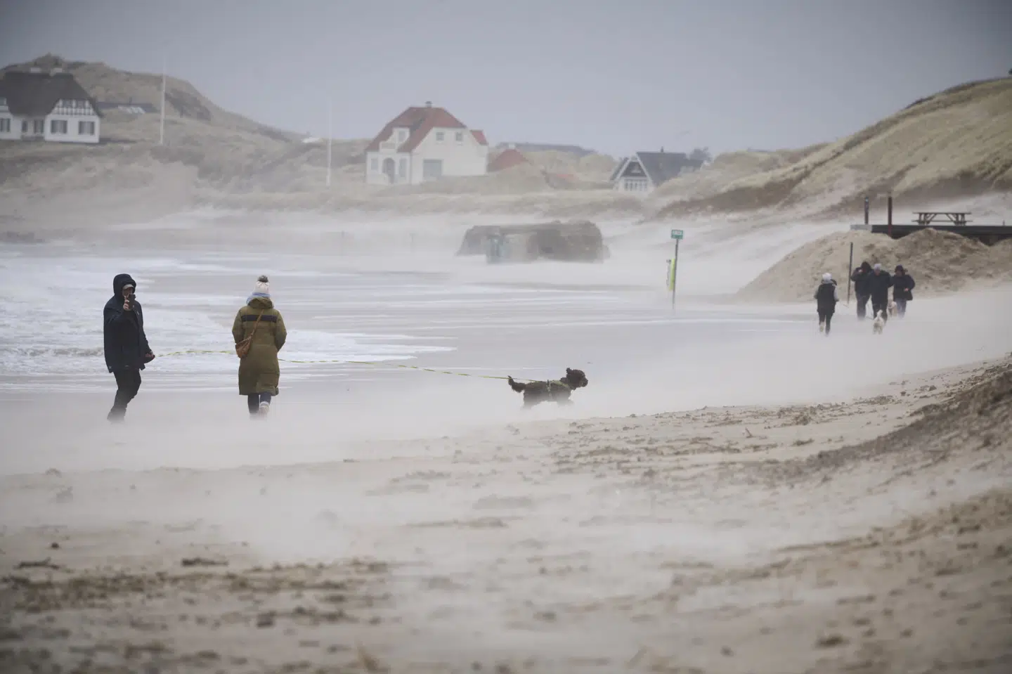 Nordjyllands Politi opfordrer også mandag borgere til at være opmærksomme i kølvandet på stormen Dave. Her ses stormen ruske ved Løkken på den nordjyske vestkyst søndag.