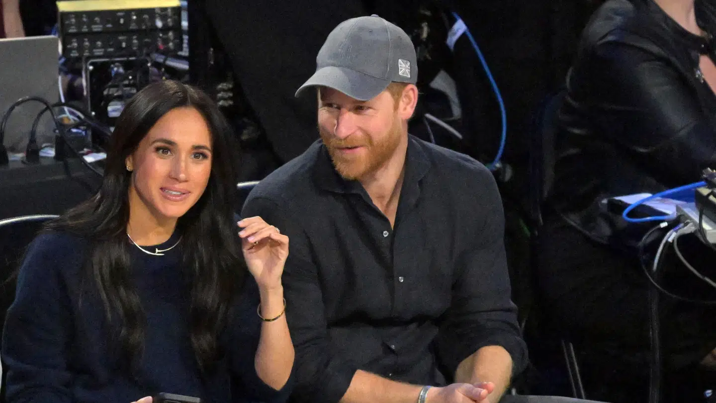 Her ses Meghan Markle og prins Harry til en basketballkamp i Los Angeles.