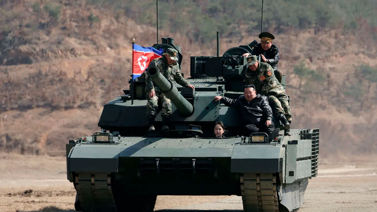 Billedet fra den 26. marts viser den nordkoreanske leder, Kim Jong-Un, og hans datter, Kim Ju Ae, der går om bord på en kampvogn under deres besøg på Pyongyang Training Base.