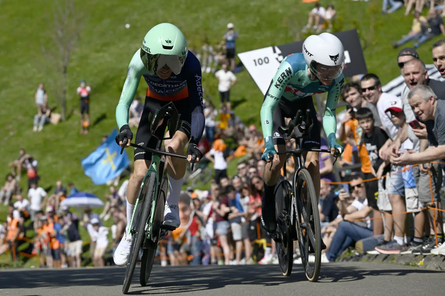 Den franske Decathlon-rytter Paul Seixas (venstre) i aktion under enkeltstarten på 1. etape af Baskerlandet Rundt.