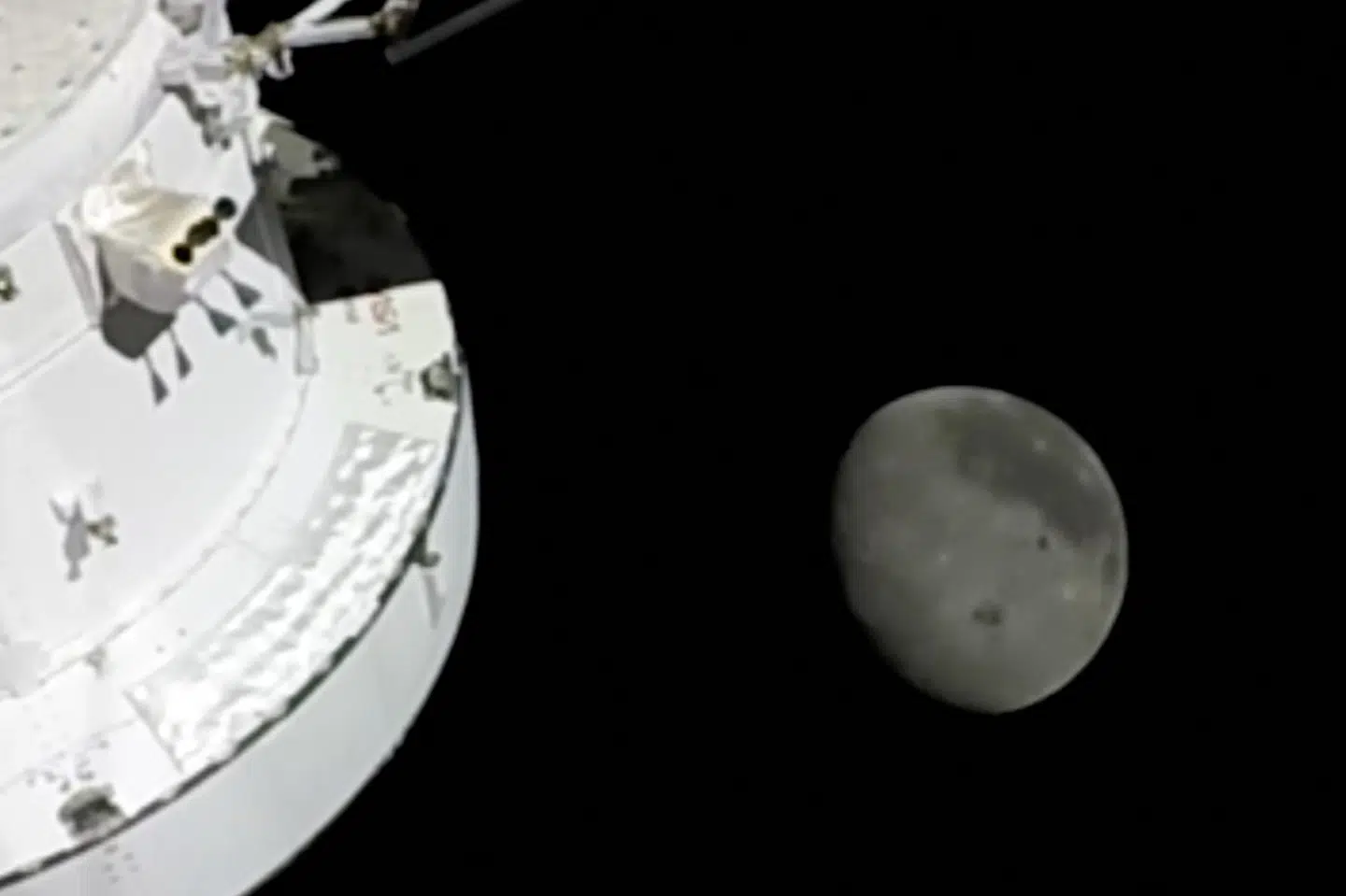 Et billede fra Nasas livestream viser rumfartøjet "Orion" nærme sig Månen 6. april.