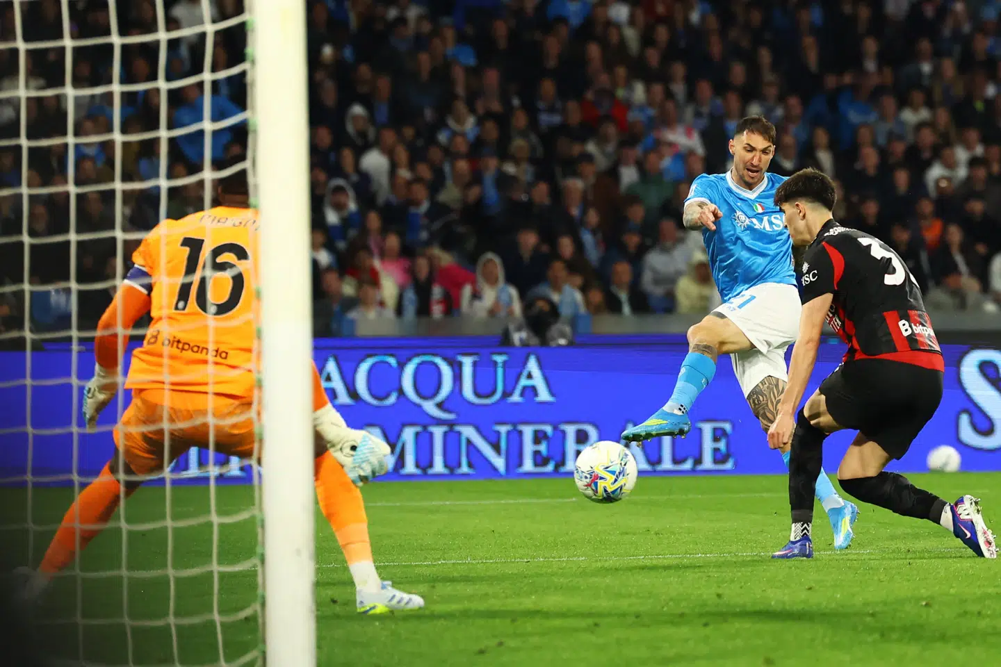 Napolis Matteo Politano scorer til 1-0 mod AC Milan.