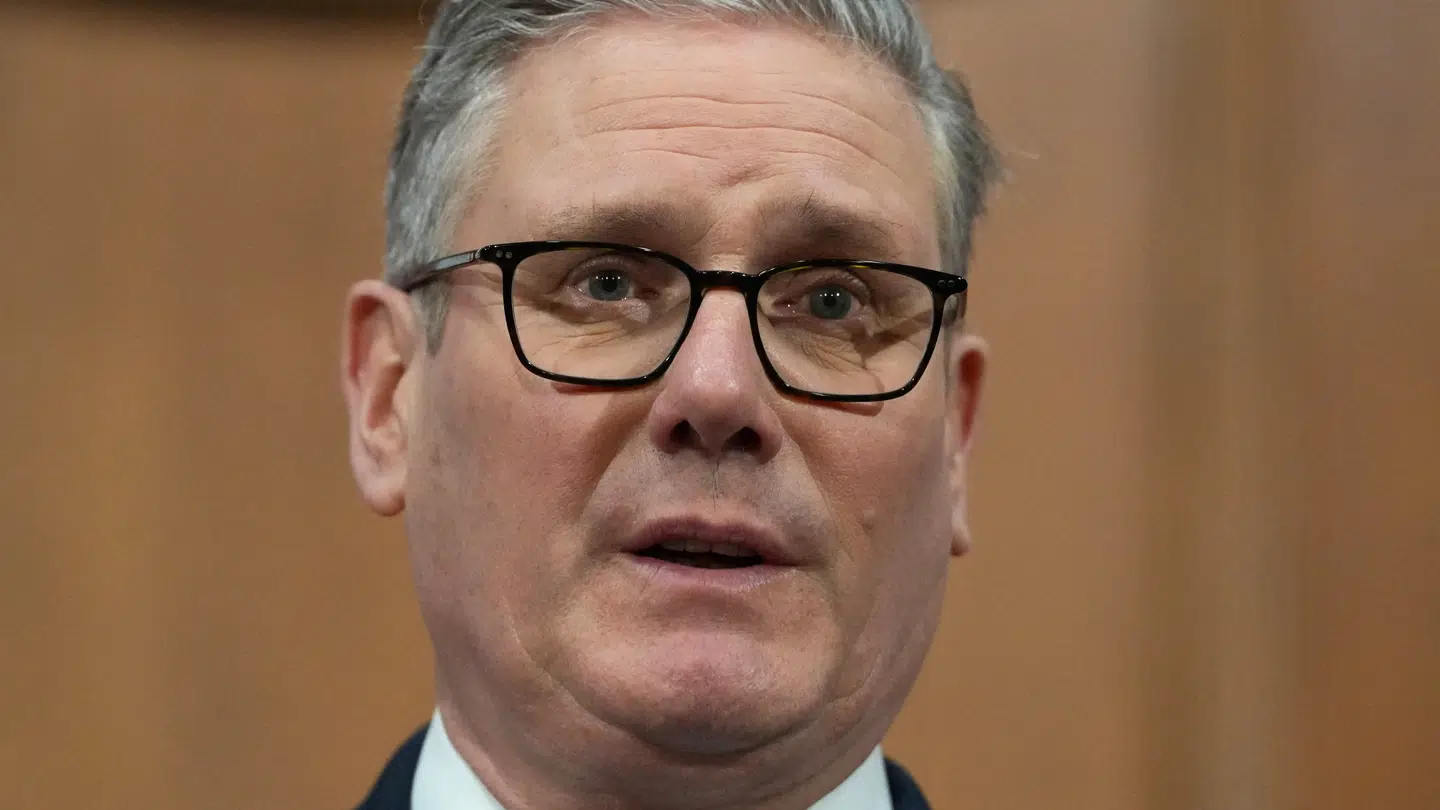 Keir Starmer og resten af den britiske regering er blevet lagt under massivt pres på grund af bookingen af 'Ye'.