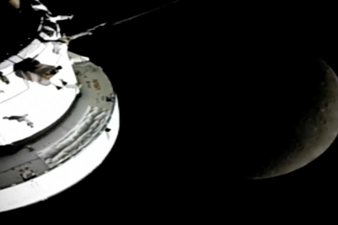 Udsynet til Jorden bliver blokeret af Månen, da rumfartøjet "Orion" natten til tirsdag fløj rundt om Månen.