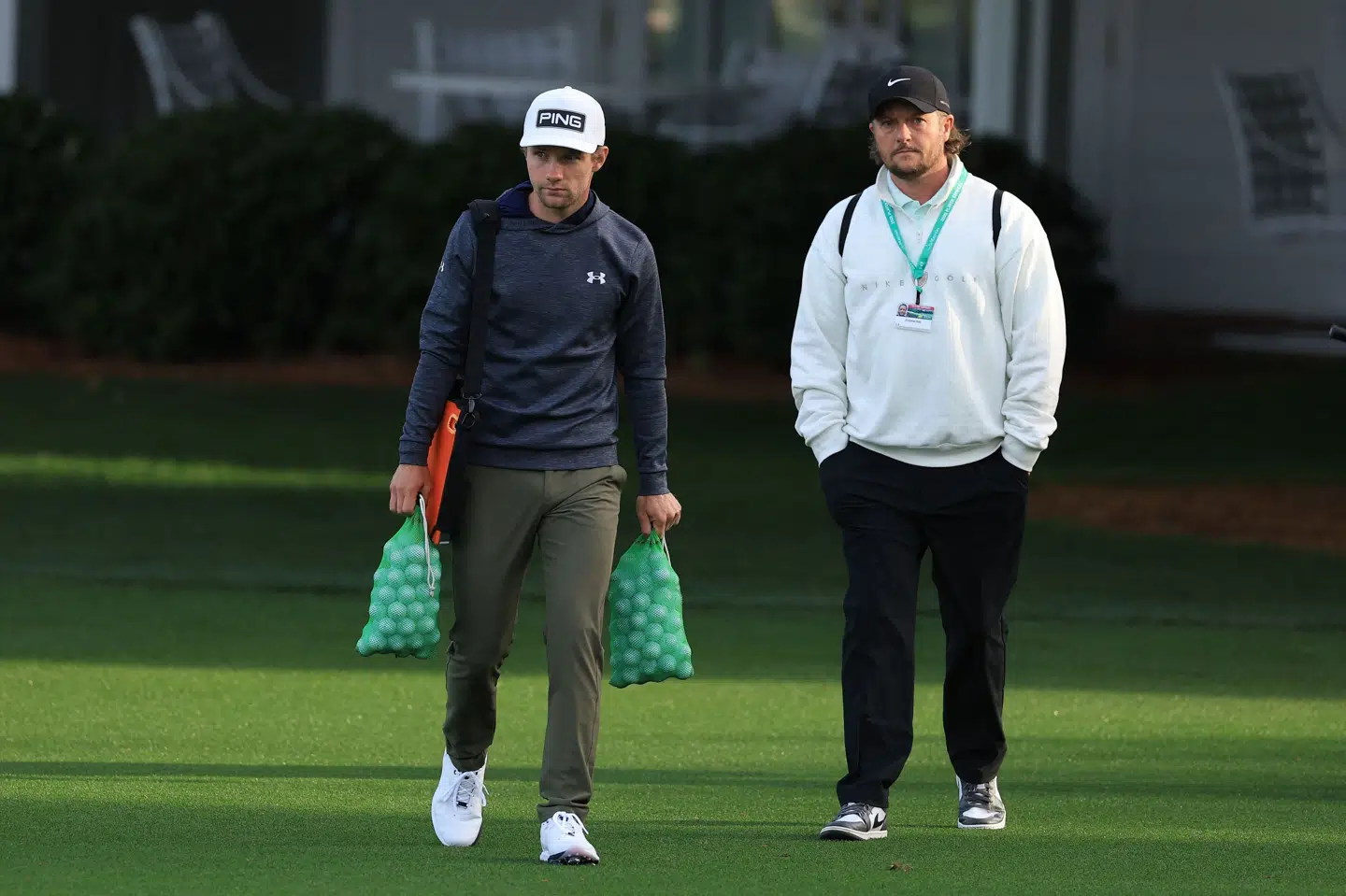 Rasmus Neergaard-Petersen (til venstre) går sammen med sin træner på Augusta-anlægget i amerikanske Georgia, hvor Masters bliver afholdt fra torsdag. Han træner i disse dage på banerne for at lære anlægget bedre at kende. (Arkivfoto).