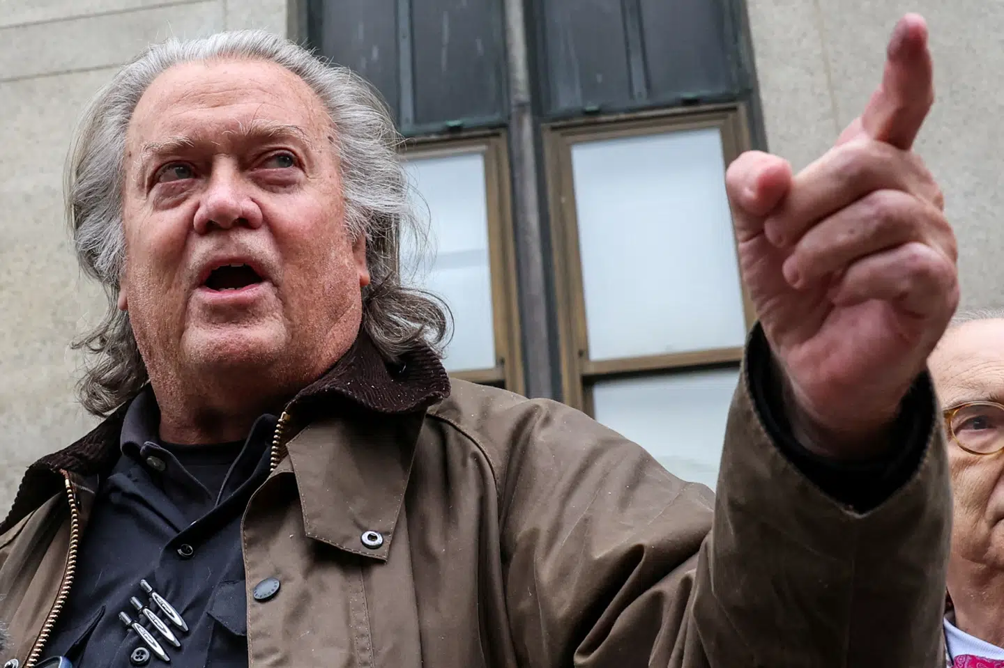 Tidligere Trump-rådgiver Steve Bannon ses efter retsmøde i New York sidste år. Hans advokat siger om afgørelse mandag, at en uretfærdig dom er blevet ophævet. (Arkivfoto).