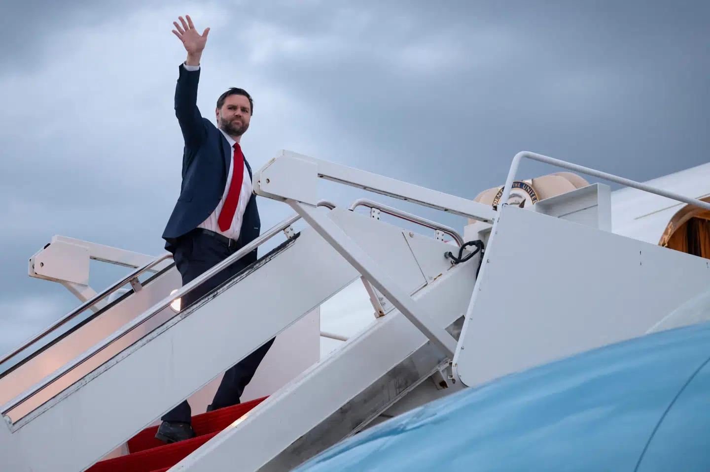USA's vicepræsident, J.D. Vance, vinker farvel, inden han sammen med sin kone flyver fra Washington D.C. mod Ungarn, hvor han skal mødes med landets premierminister, Viktor Orban.
