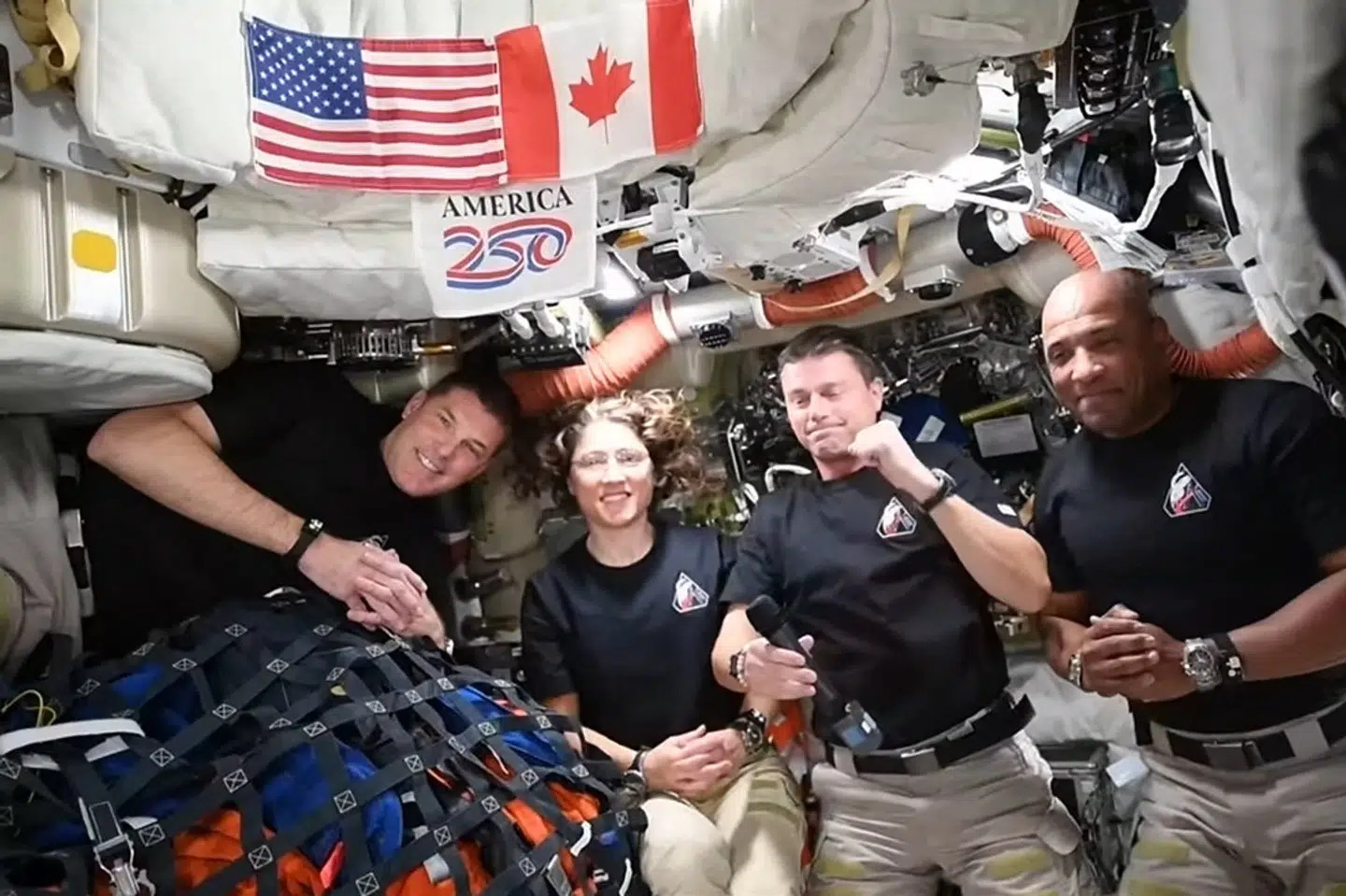 Sådan så det ud inde i rumfartøjet "Orion", da de fire astronauter natten til tirsdag dansk tid talte med USA's præsident, Donald Trump, fra rummet.