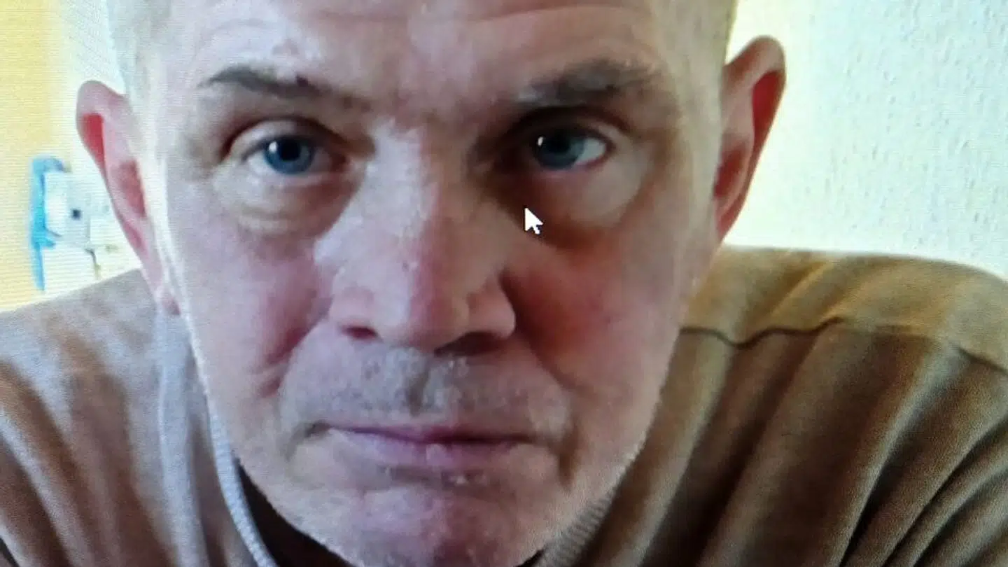 Danny er 64 år, 170 cm høj, buttet og med kort gråt hår.