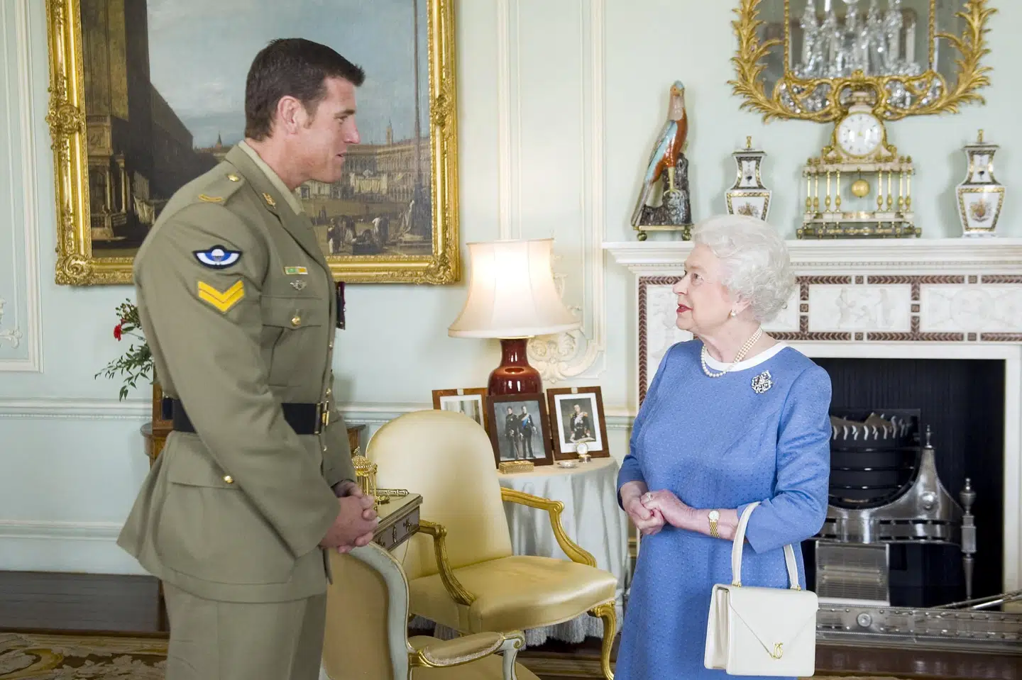 Tilbage i 2011 mødtes Ben Roberts-Smith med den nu afdøde britiske dronning Elizabeth på Buckingham Palace i London. Kort forinden havde Roberts-Smith modtaget Australiens højeste militære tapperhedsmedalje, Victoria Cross. (Arkivfoto).