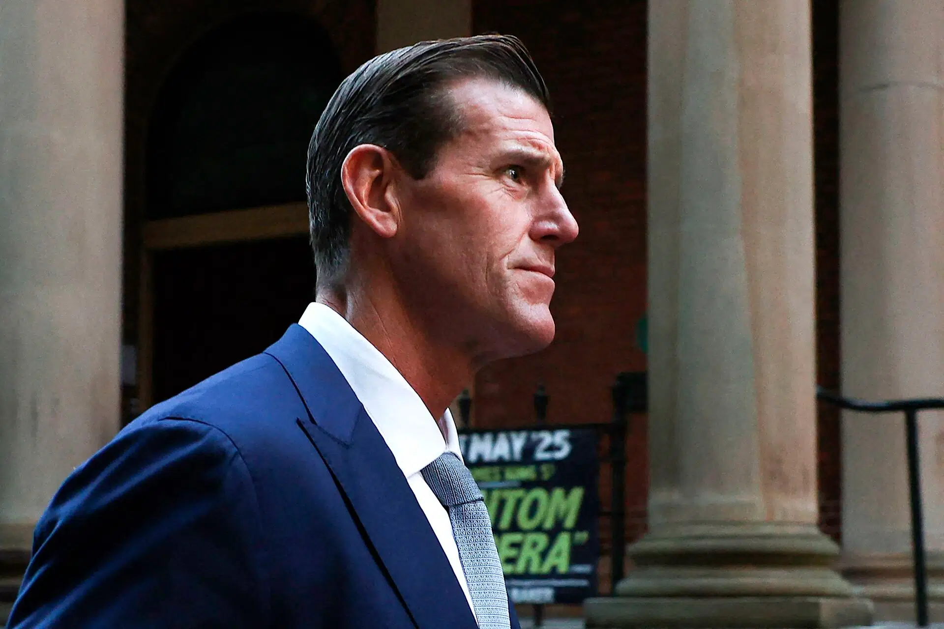 Han var landets største krigshelt. Nu er han anholdt for serie af drab