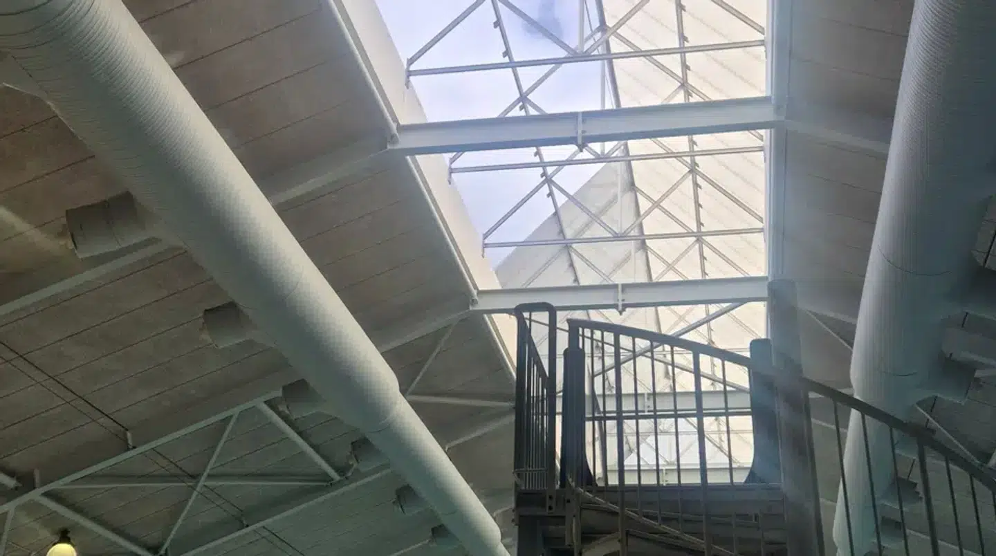 Billede inde fra Badelandet. Det viser, at dele af glasset er blæst af taget.