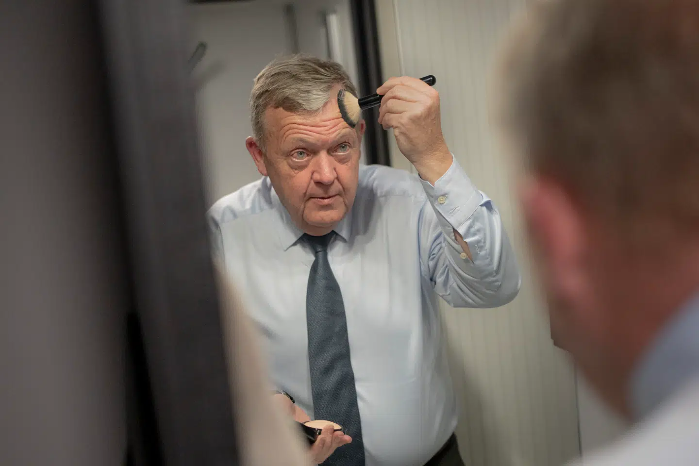 Lars Løkke forbereder sig til tv-optrædener under valgkampen. Nu står han med de afgørende mandater.