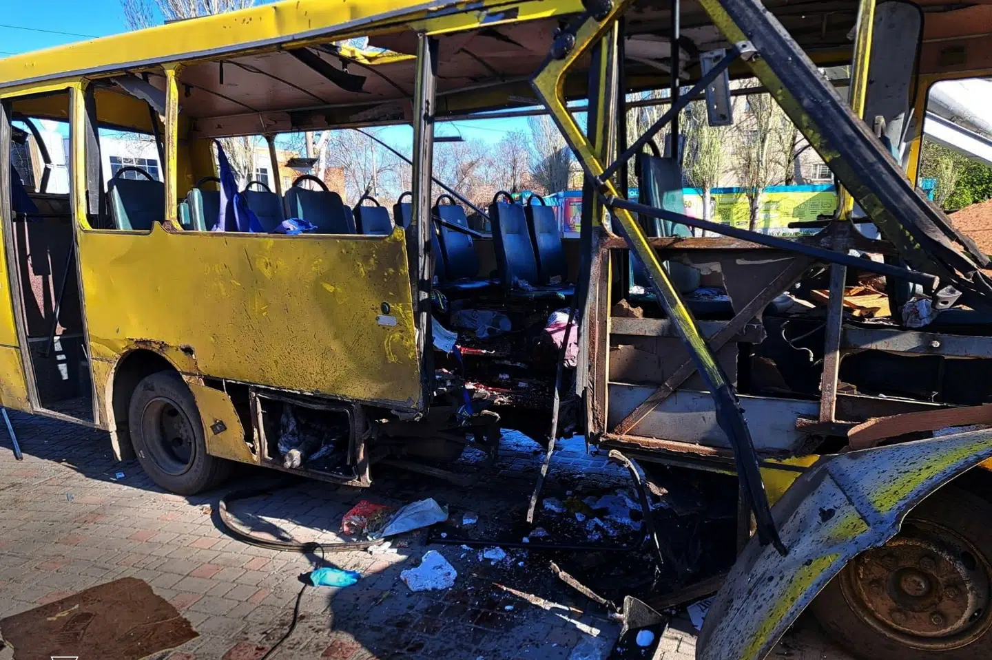 En bybus i det østlige Ukraine står med et stort hul i siden og omfattende skader efter ifølge ukrainske myndigheder at være blevet ramt af en russisk drone. Billedet er videregivet af de statslige ukrainske beredskabers pressetjeneste.