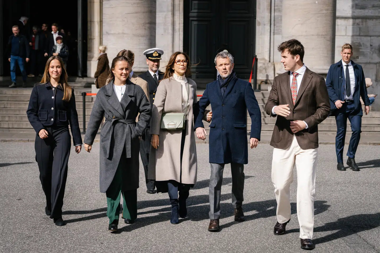 Kong Frederik, dronning Mary, kronprins Christian, prinsesse Isabella, prins Vincent og prinsesse Josephine efter påskehøjmesse i Frederiks Kirke, Marmorkirken, søndag.