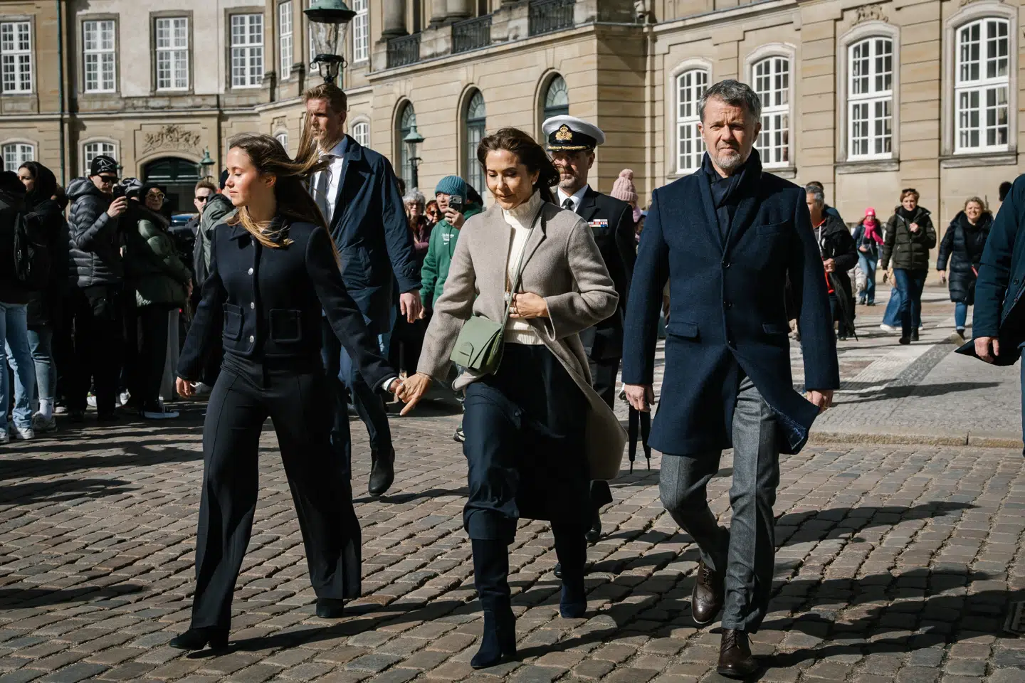 I et voldsomt blæsevejr traskede Kongefamilien over Amalienborg slotsplads.