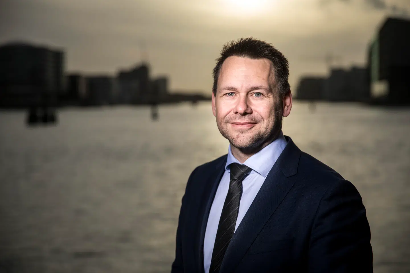 Morten Schwartz Nielsen har i over 15 år været en profileret partner hos det store advokatfirma Lund Elmer Sandager. For nylig kunne Berlingske dog afsløre, at hans cv indeholder en række prekære sager - og nu er han ude af firmaet.