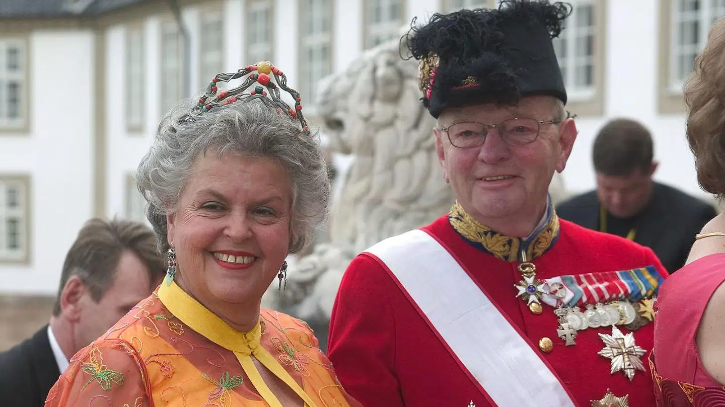 Fhv. hofmarskal Søren Haslund-Christensen og fru Marianne ankommer til bryllupsfesten for kronprins Frederik og kronprinsesse Mary på Fredensborg Slot i 2004.