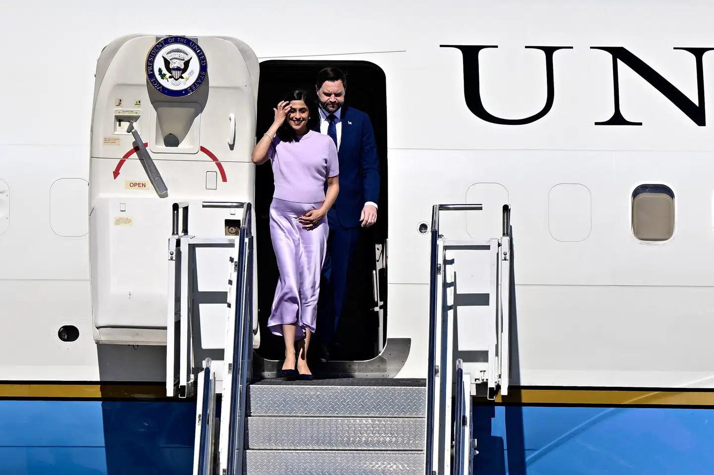 Vicepræsidentparret J.D. og Usha Vance stiger ud af Air Force Two i Budapests internationale lufthavn tirsdag.