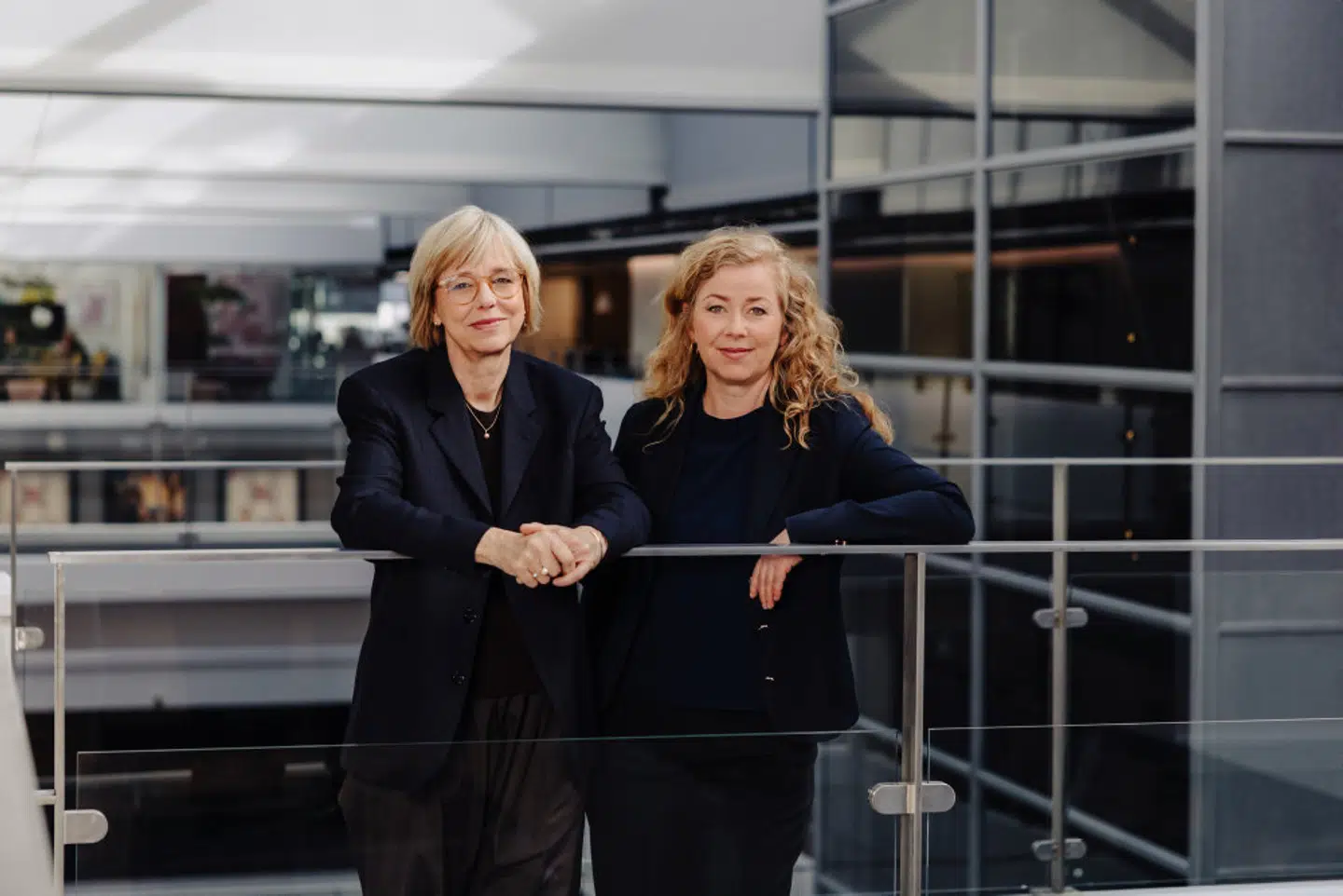 Nuværende nyhedsdirektør Ulla Pors (til venstre) træder ind i TV 2s direktion som indholdsdirektør, mens Anne Mette Svane bliver ny nyhedsdirektør.