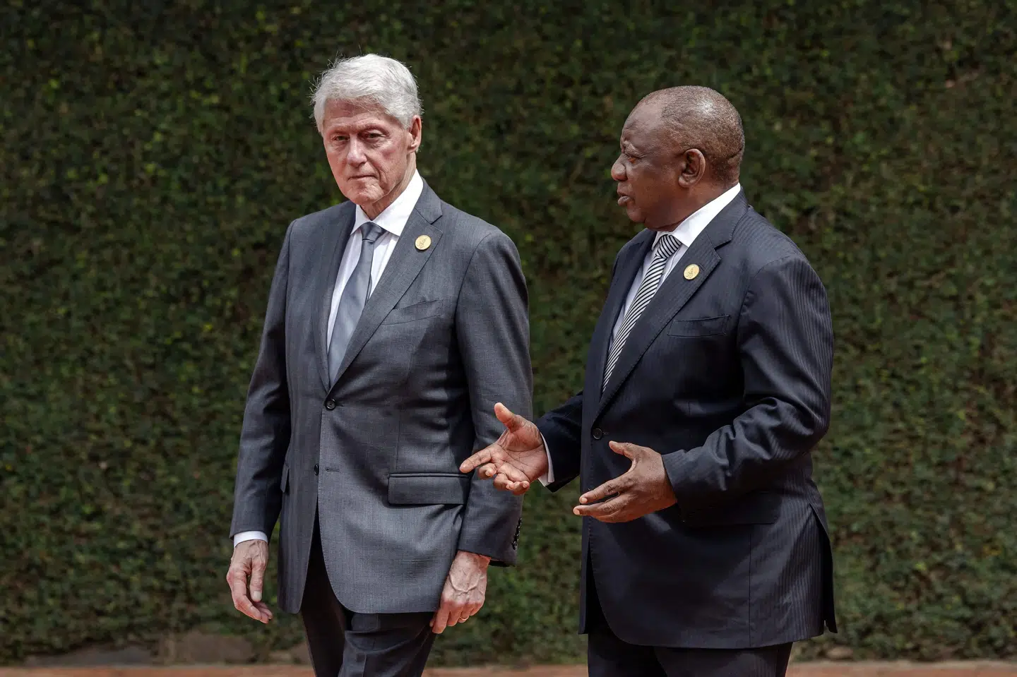 Bill Clinton (tv.) var præsident i USA under folkedrabet i Rwanda i 1994 ses her med Sydafrikas præsident, Cyril Ramaphosa (th.), ved en mindehøjtidelighed i Kigali, Rwanda, den 7. april 2024 i anledningen af 30-året for folkedrabet. (Arkivfoto).