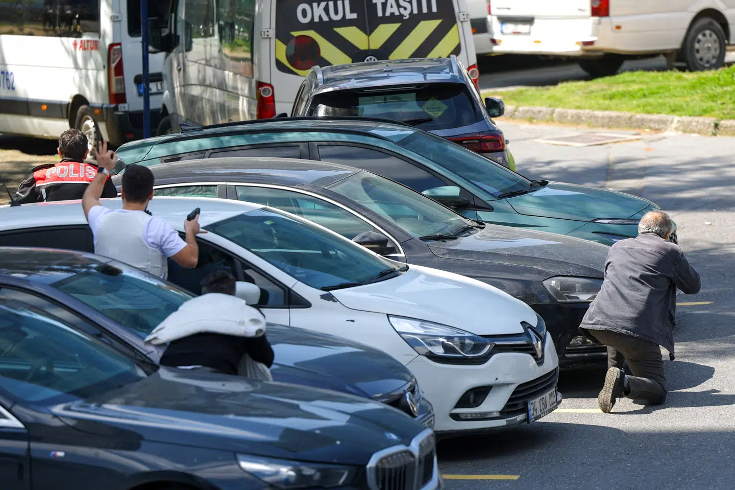 Politibetjente i aktion nær det israelske konsulat i Istanbul, hvor der er blevet hørt skud tirsdag.