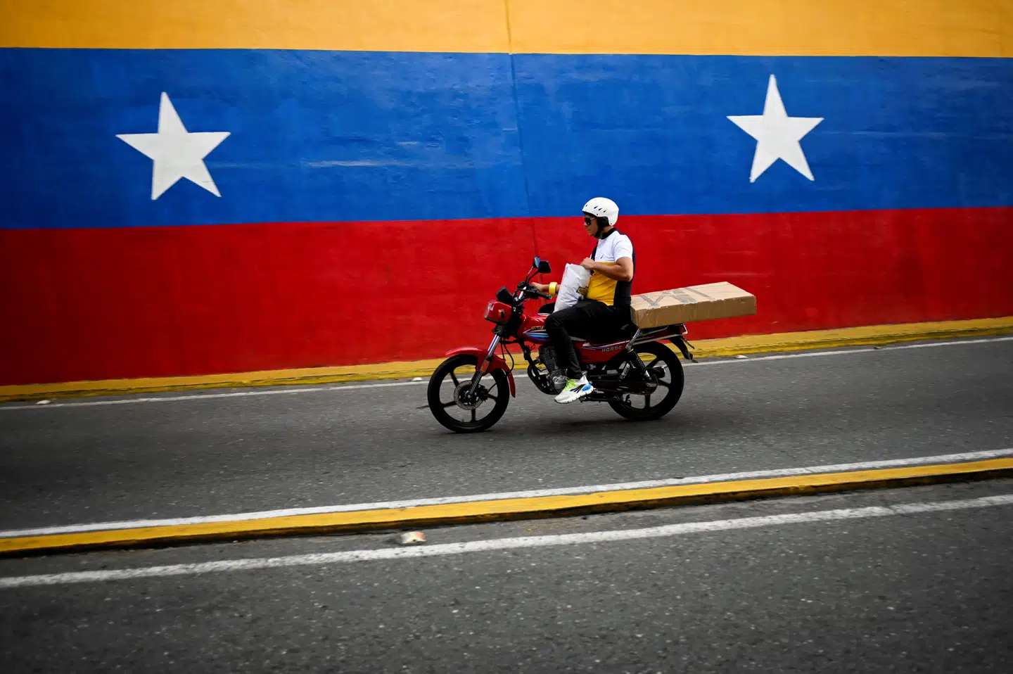 ØKs datterselskab i Venezuela var omdrejningspunkt for skattestriden. Skat ville beskatte fiktive renteindtægter af royaltybetalinger, som ØKs datterselskab ikke kunne udføre til Danmark på grund af regimets valutarestriktioner.