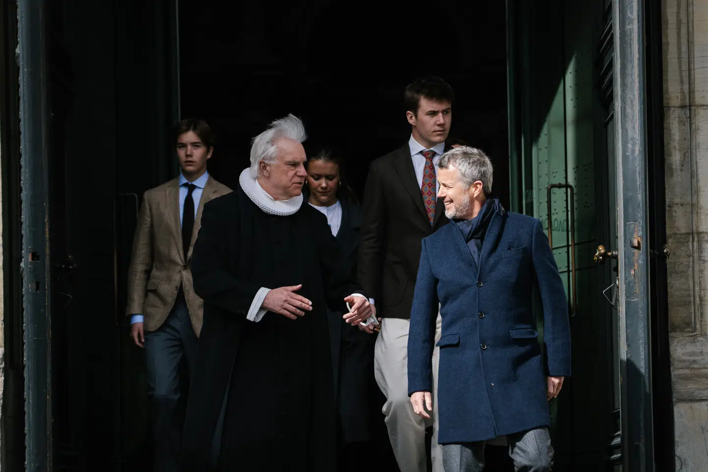 Kong Frederik i samtale med sognepræst Mikkel Wold efter påskehøjmesse i Marmorkirken søndag.