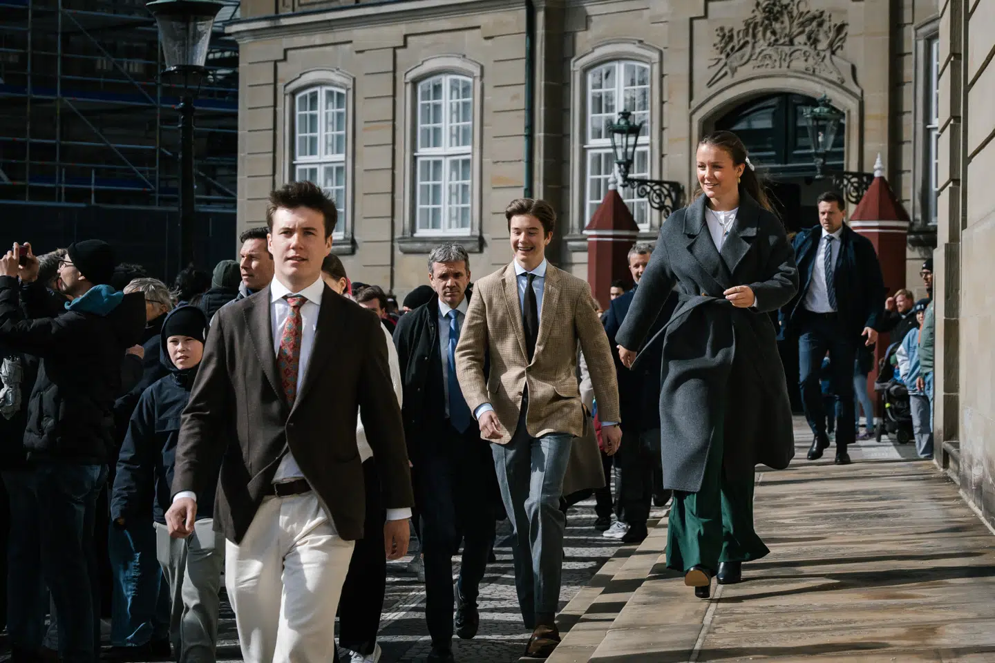 Turisterne på Amalienborg fik sig en oplevelse ud over det sædvanlige, da Kongefamilien kom gående ud på pladsen søndag.