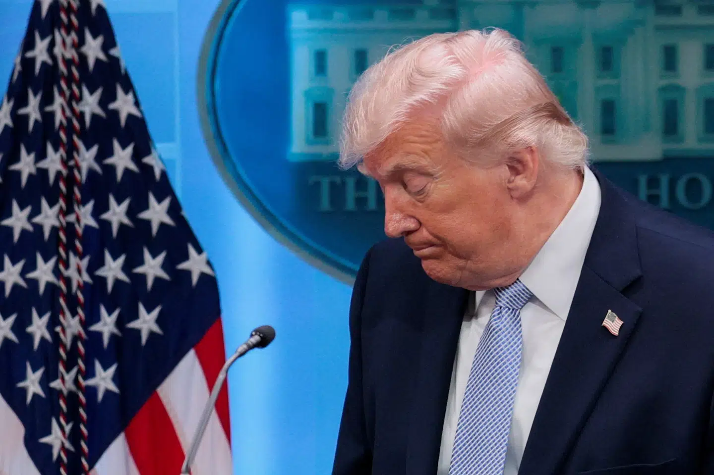 USA's præsident, Donald Trump, forlader et pressemøde mandag i Det Hvide Hus. Tirsdag kommer han med nye trusler mod Iran. (Arkivfoto).