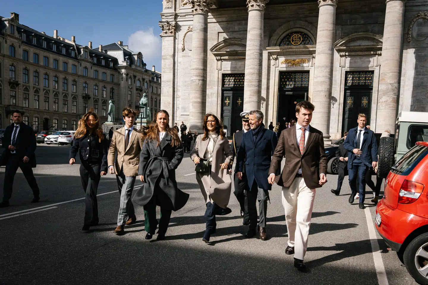 Kong Frederik, dronning Mary, kronprins Christian, prinsesse Isabella, prins Vincent og prinsesse Josephine efter påskehøjmesse i Frederiks Kirke, Marmorkirken.