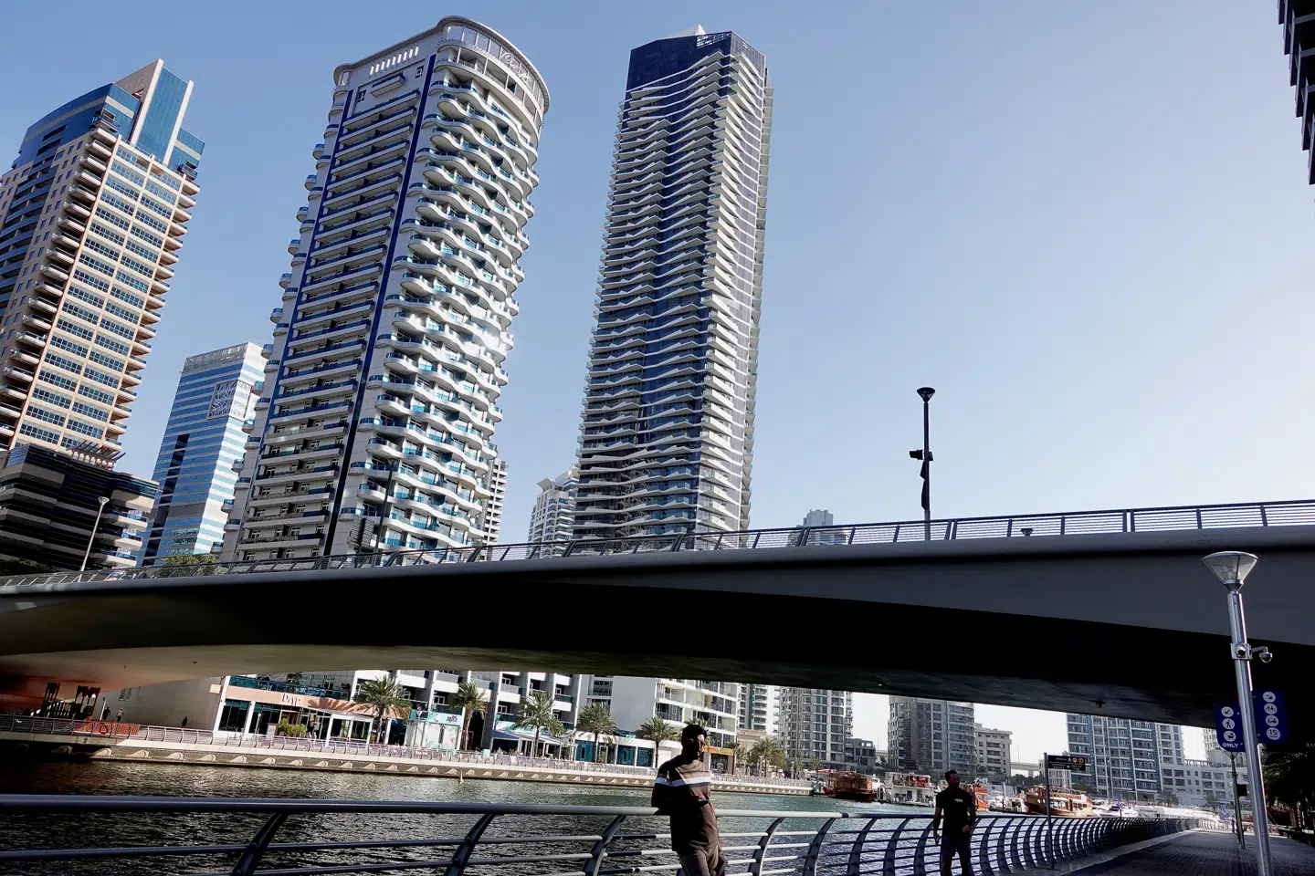 Dubai står endnu trods daglige iranske angreb. Men bag facaden er der frygt for, at byens økonomi vil komme til at lide hårdt under en kommende recession.