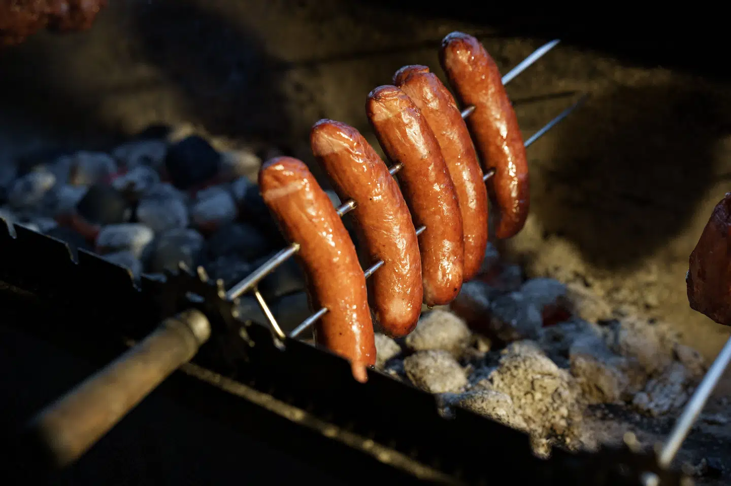 Ostepølserne kan udgøre en sundhedsmæssig risiko for personer med mælkeallergi, som derfor frarådes at spise produktet, lyder det. (Arkivfoto).