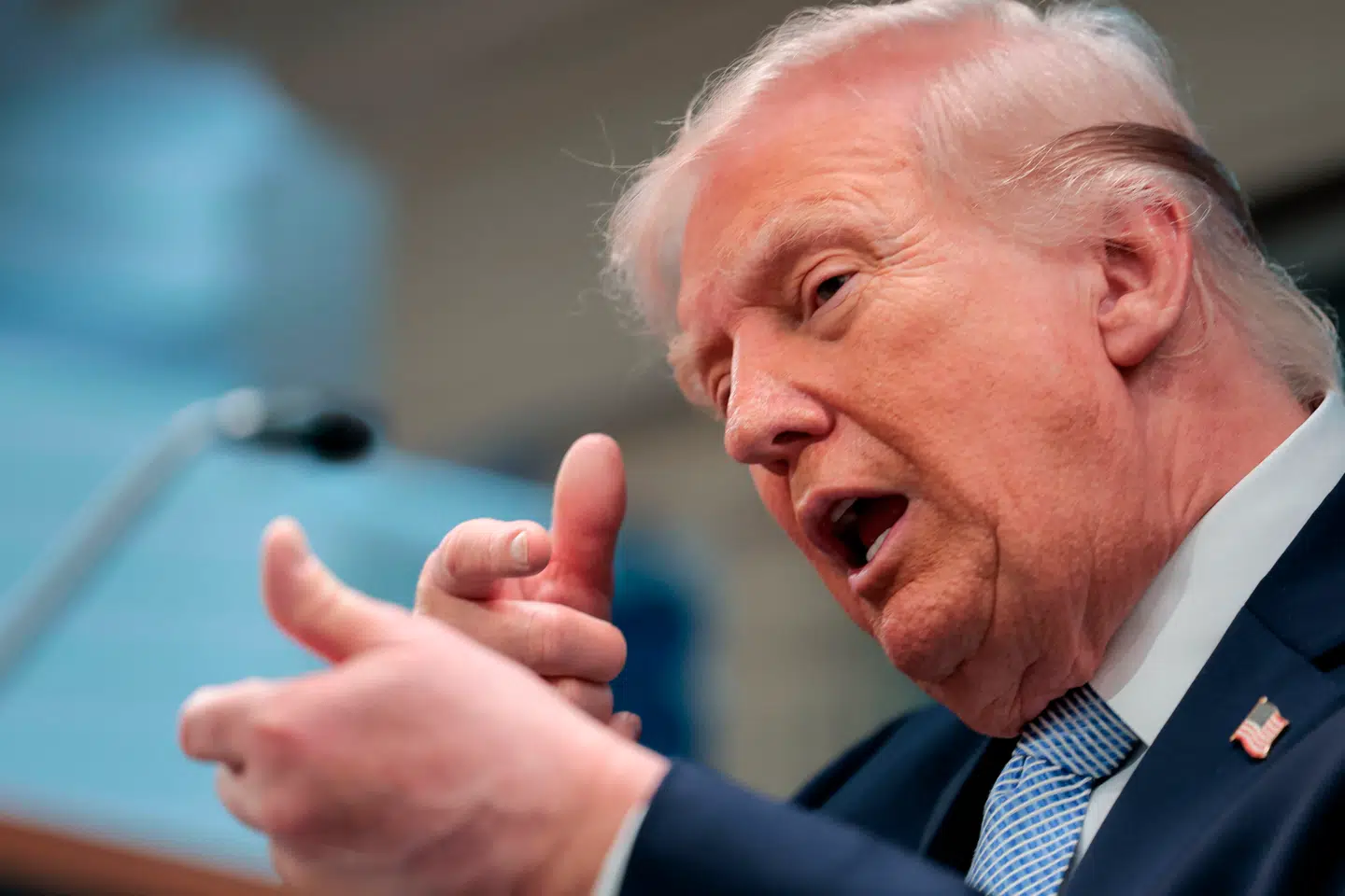 Den amerikanske præsident, Donald Trump, der antyder at fyre et våben af mens han taler om krigen i Iran under et pressemøde i Det Hvide Hus 6. April.