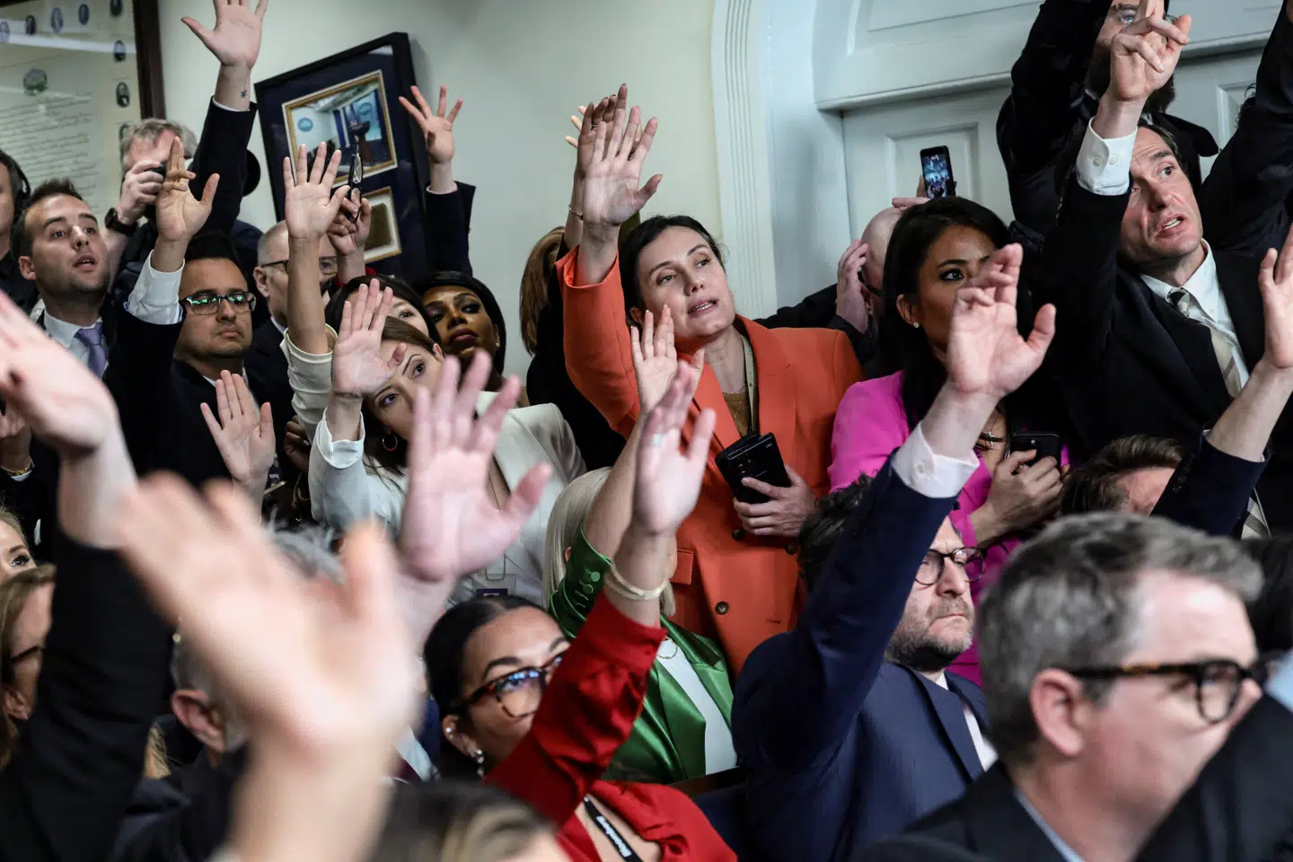 Den fremmødte presse under et pressemøde i Det Hvide Hus mandag 6. April. Flere journalister spurgte ind til krigen i Iran, mens en enkelt spurgte præsidenten ind til hans mentale tilstand.