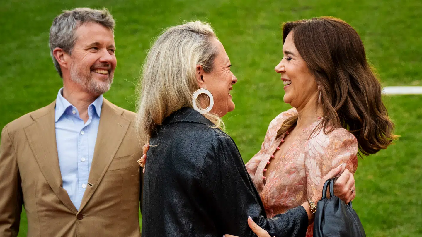 Kong Frederik X og dronning Mary hilser på dronningens veninde Amber Petty under kongeparrets seneste rejse til Australien.