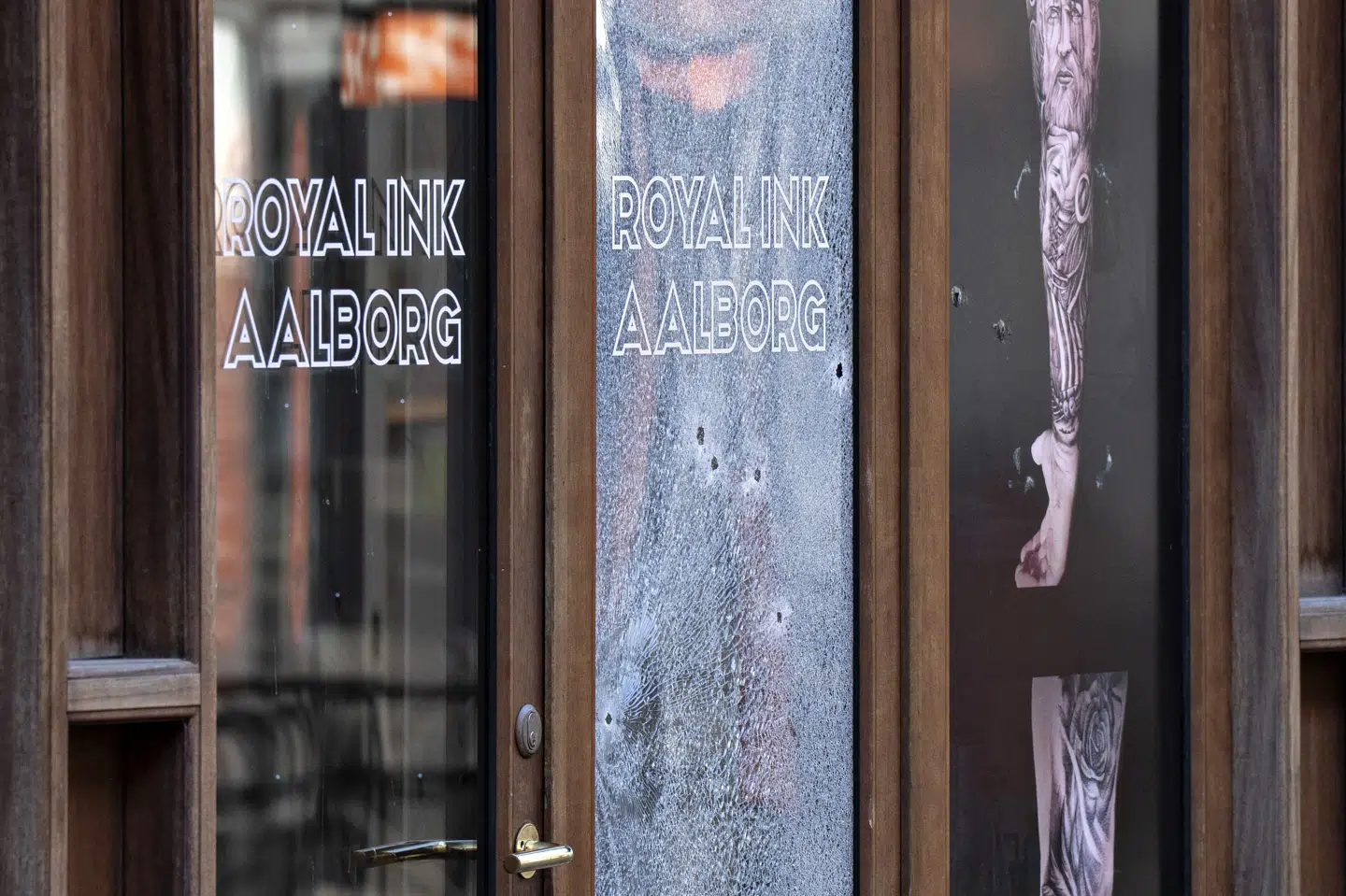 Flere skud er tirsdag blevet affyret mod tatovørforretningen Royal Ink i Aalborg. Ingen kom til skade i angrebet. Gerningsmanden stak af efter skudepisoden.