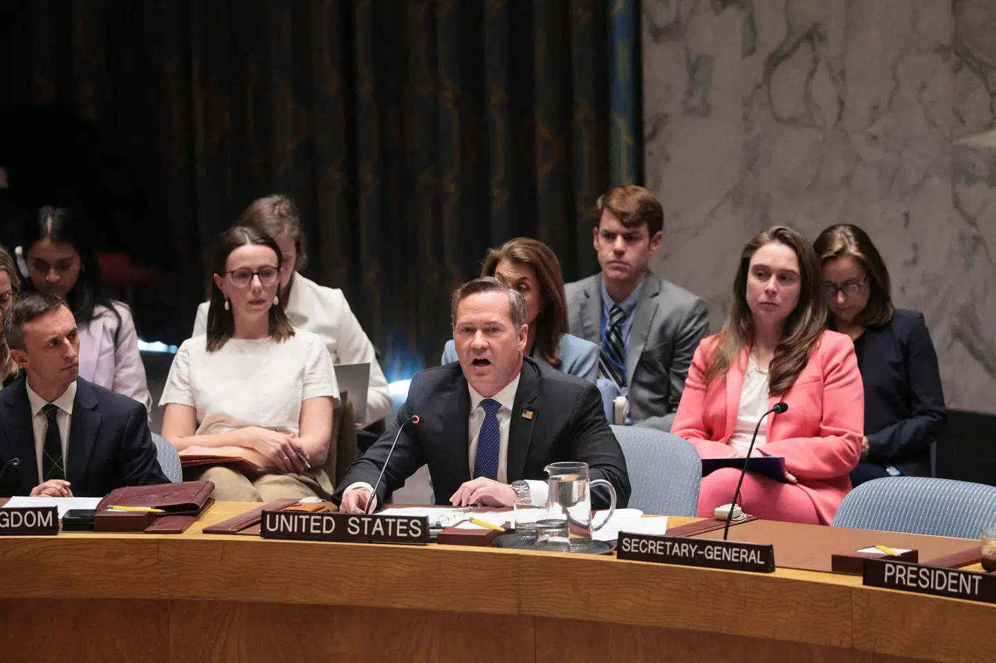 USA's FN-ambassadør, Mike Waltz, tager ordet under en afstemning i FN's Sikkerhedsråd tirsdag. Her blev der stemt om en i forvejen udvandet resolution, der endte med at blive afvist med vetoer fra Kina og Rusland.