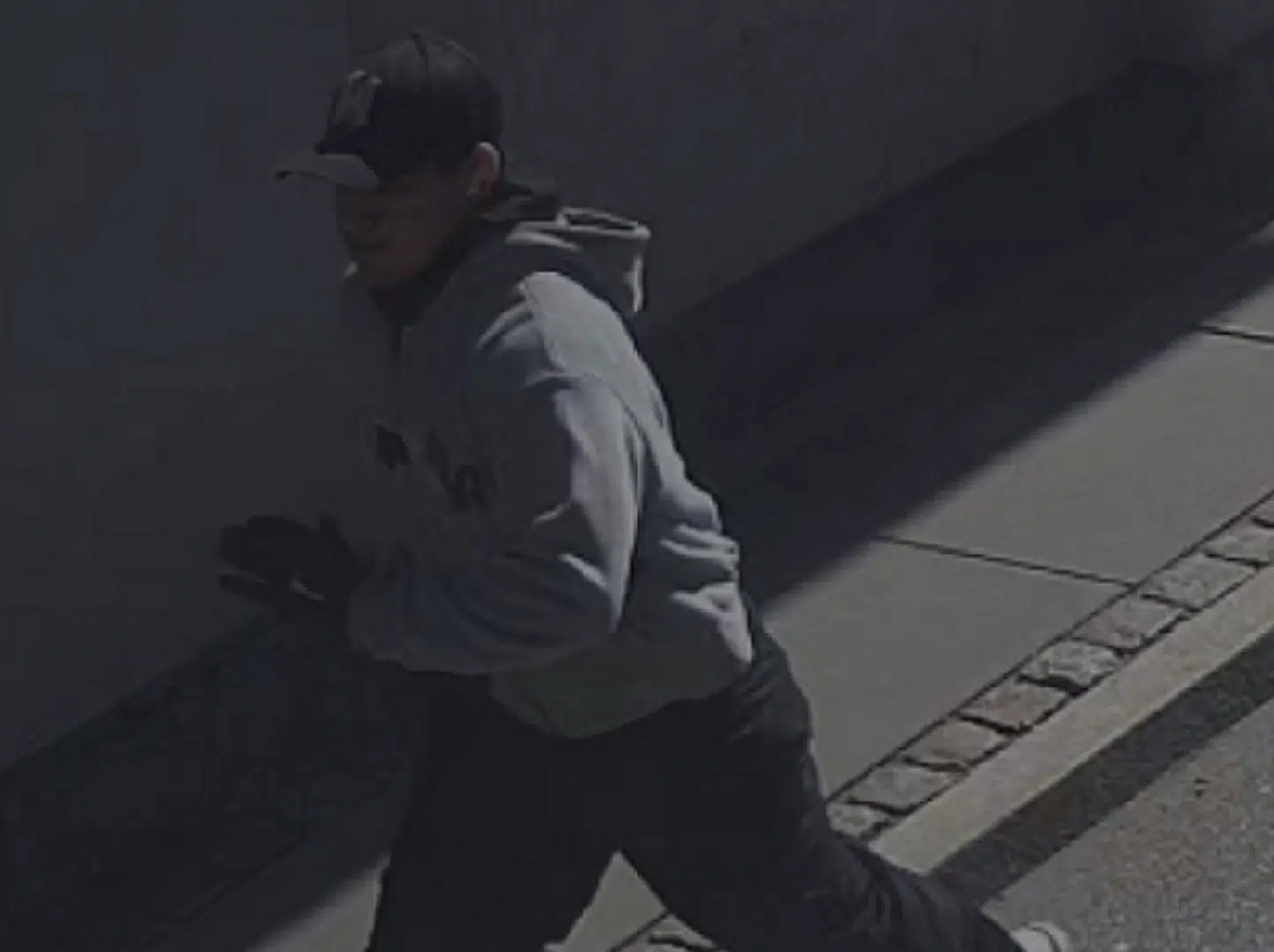 Her ses manden på flugt fra gerningsstedet.