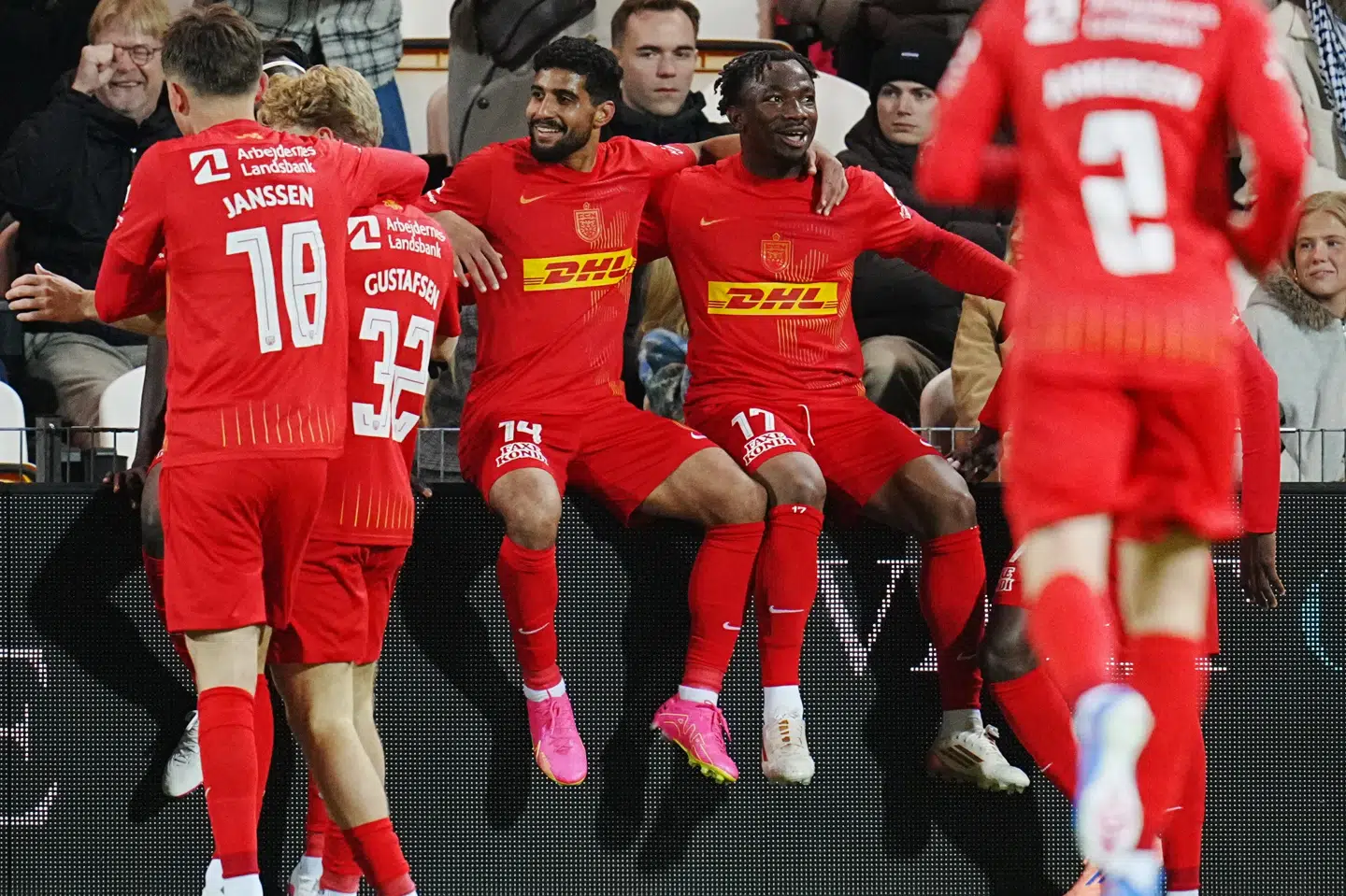 Ibrahim Adel fejrer sin egen rolle som matchvinder på reklamebanderne i Farum.