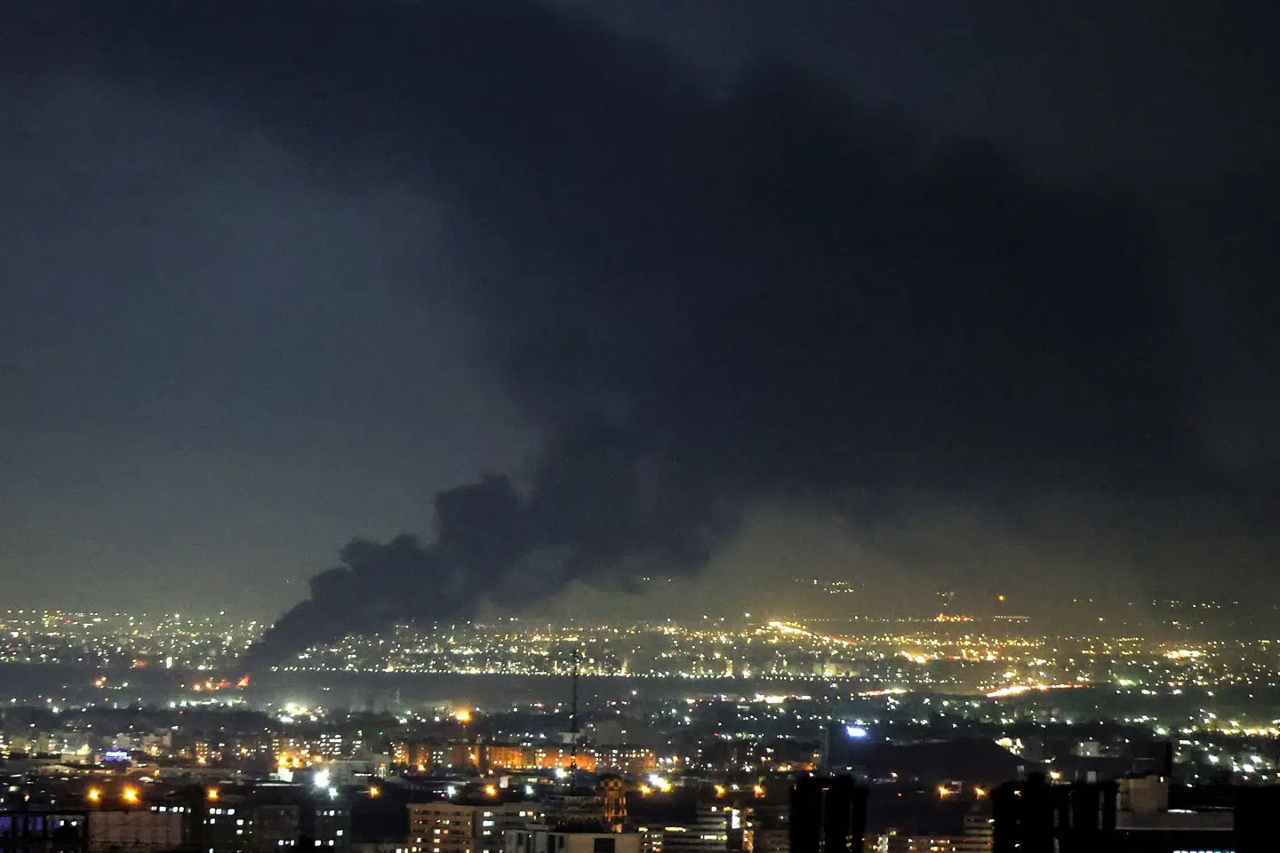 Røg stiger op efter et israelsk-amerikansk angreb mod Irans hovedstad, Teheran, tirsdag aften dansk tid. USA's præsident, Donald Trump, har sat en tidsfrist til natten til onsdag dansk tid for, at Iran genåbner Hormuzstrædet. Trump truer med, at "en hel civilisation kommer til at dø", hvis det ikke sker.