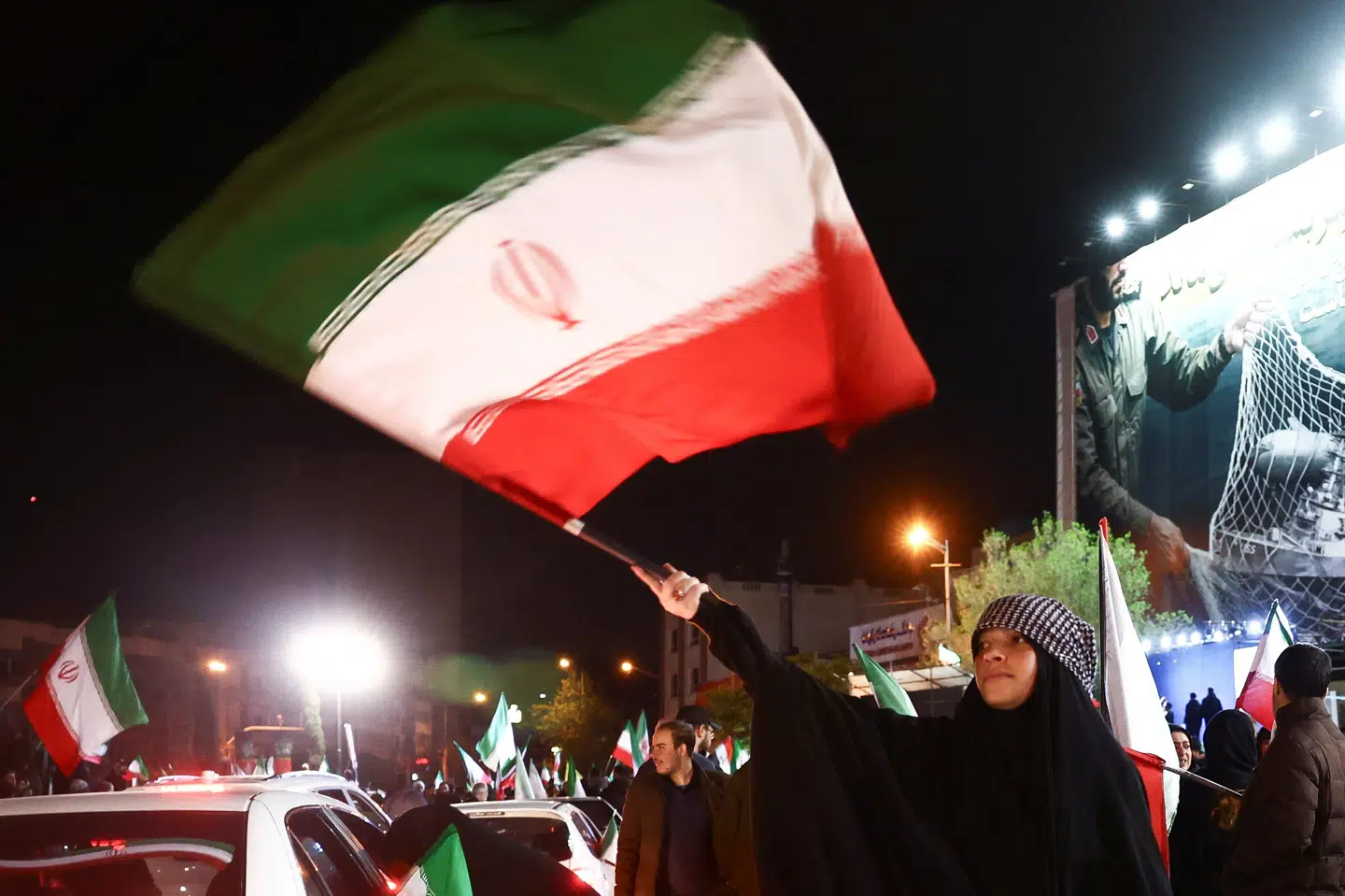 Folk samles på gaden i Irans hovedstad, Teheran, for at fejre, at der natten til onsdag er enighed om en våbenhvile på to uger mellem USA og Iran.