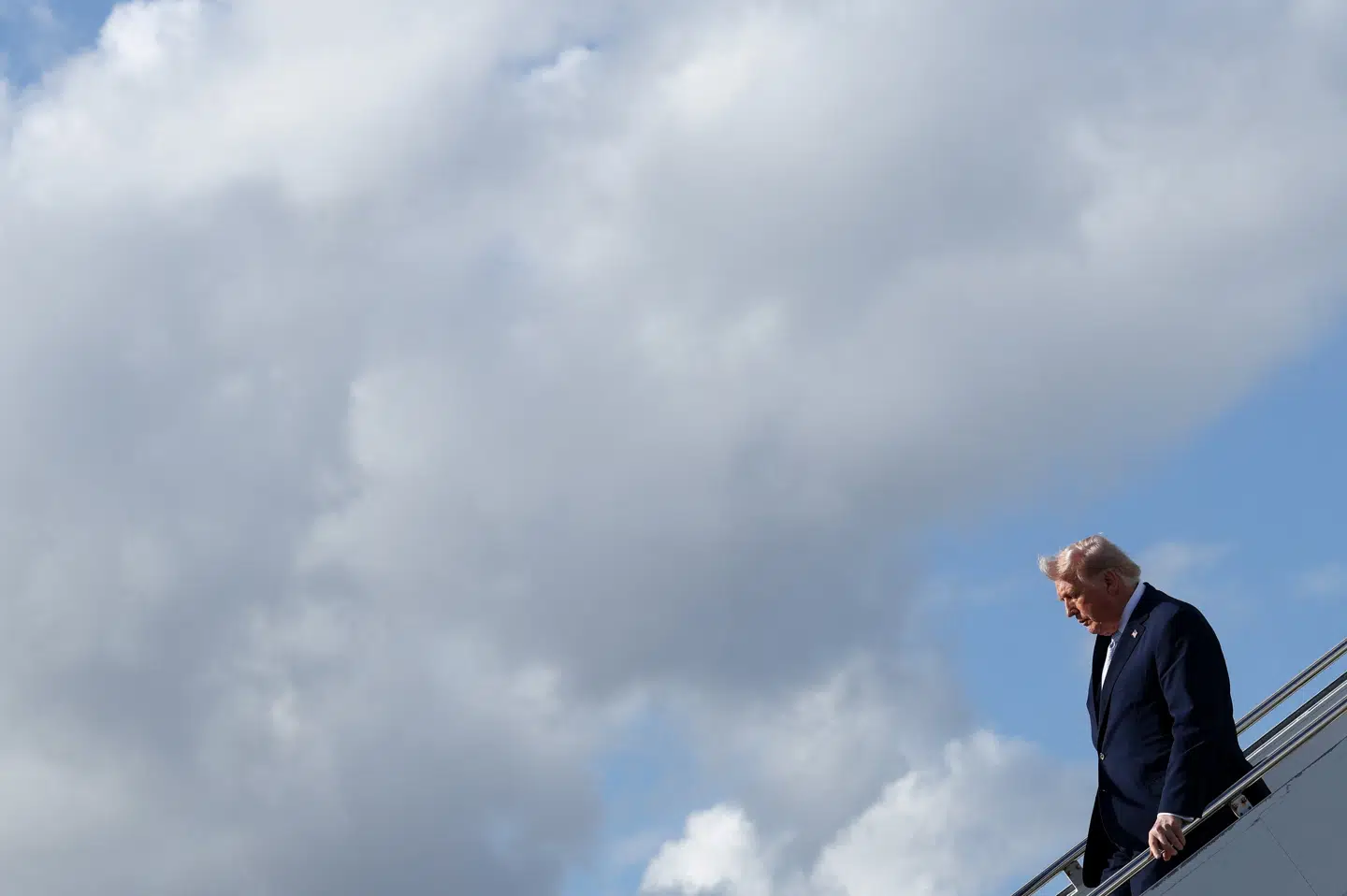 Donald Trump har nu accepteret at stoppe angrebene på Iran i 14 dage, mens Iran til gengæld vil genåbne Hormuzstrædet.