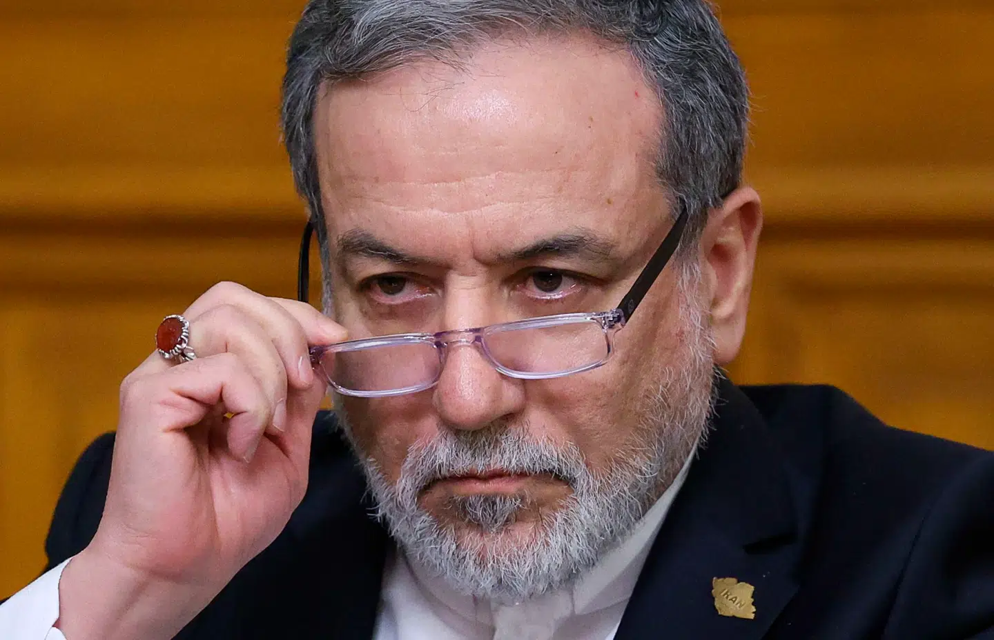 Irans udenrigsminister Abbas Araghchi har accepteret en åbning af Hormuzstrædet i 14 dage. Hvad der sker herefter er ganske uklart.