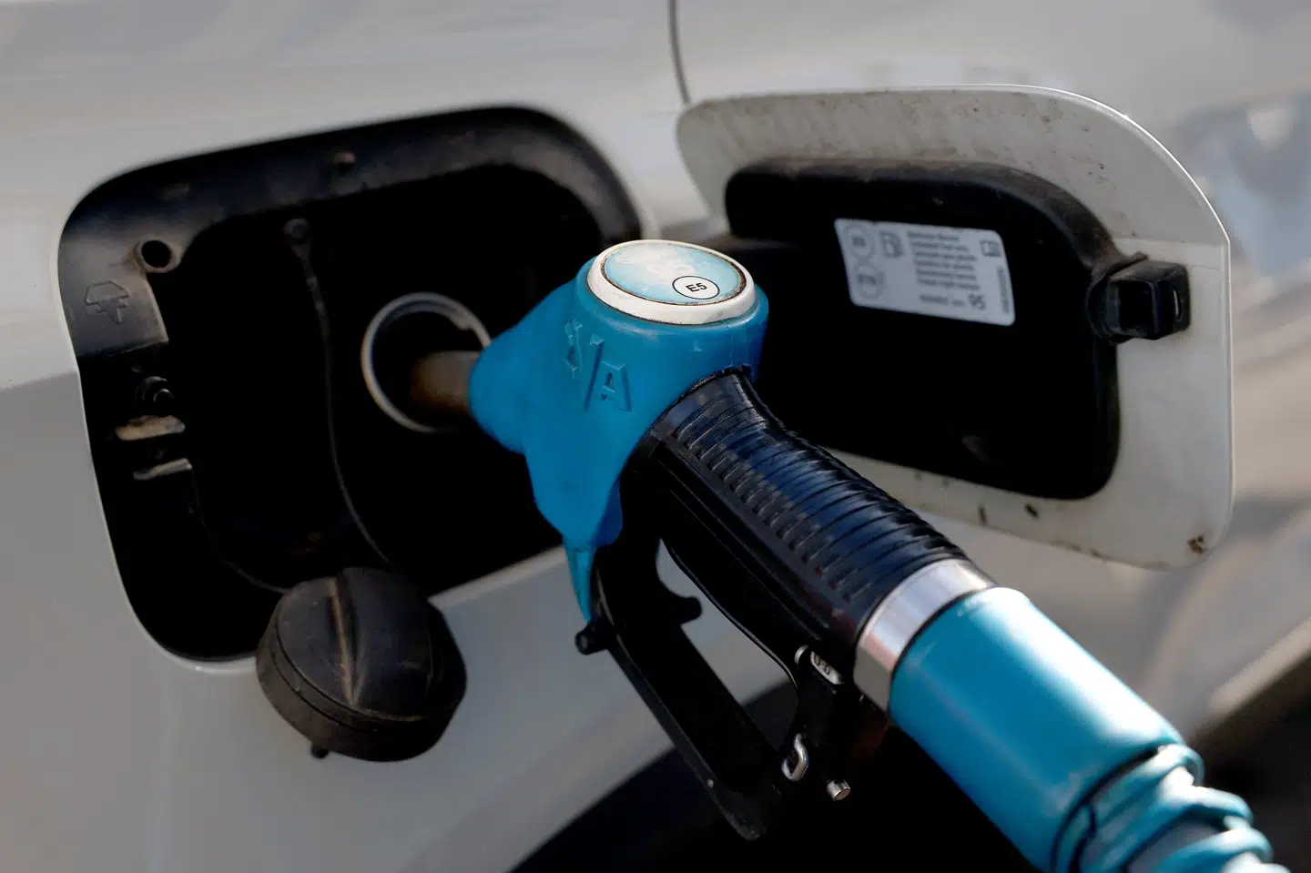 Trods et enormt dyk er olieprisen fortsat højere nu end før krigens begyndelse. Det ses på tankstationerne.