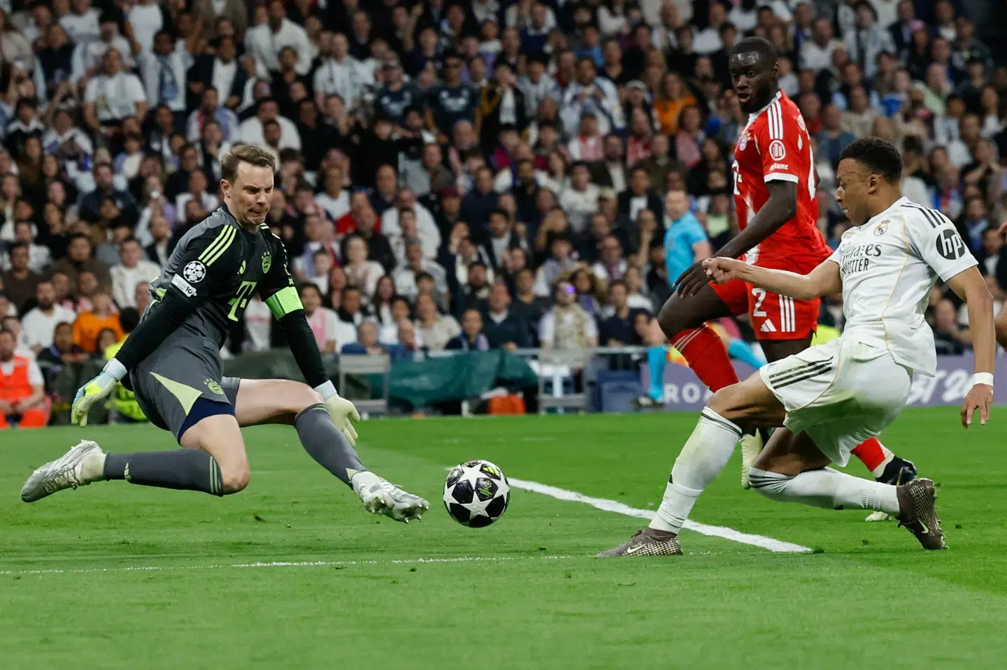 Bayern Münchens målmand Manuel Neuer forhindrer Real Madrids Kylian Mbappé i at score i Champions League-opgøret.