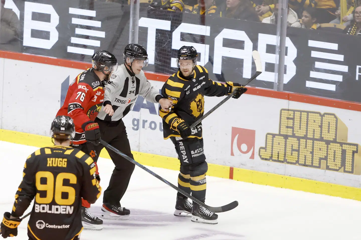 Ishockeykampen mellem Skellefteå og Luleå blev den længste i det svenske slutspils historie. Her ses danske Mikkel Aagaard (til højre), der spiller for Skellefteå.