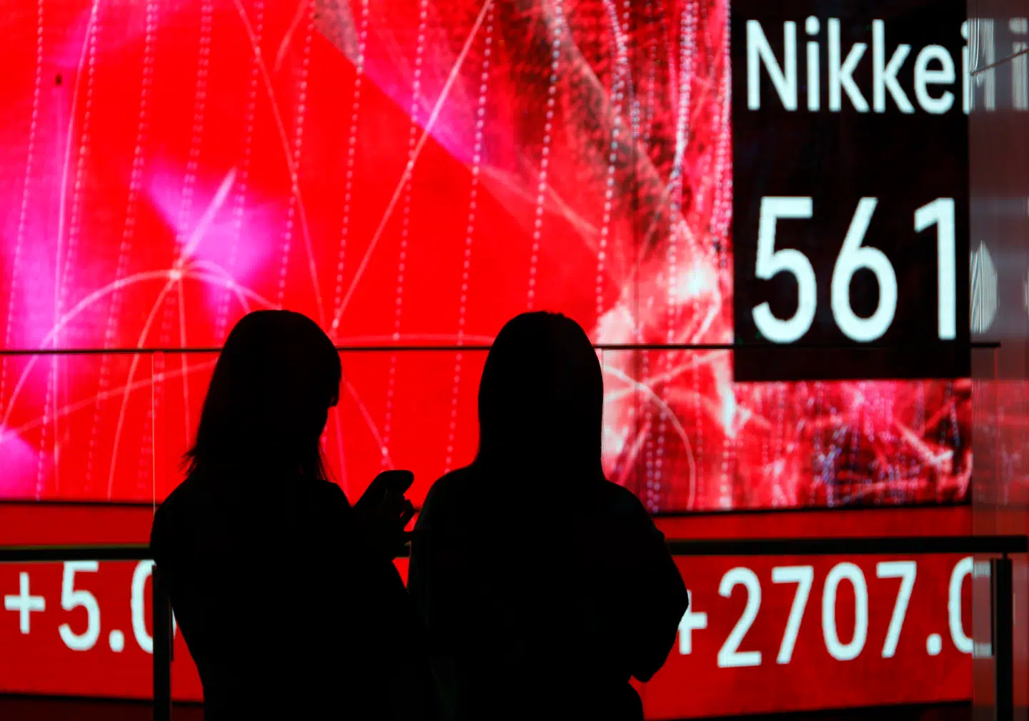 Allerede fra morgenstunden onsdag var der store stigninger på de asiatiske børser efter nattens våbenhvile mellem Iran og USA. Her er det et lysskilt med børskurserne fra den japanske Nikkei-børs i Tokyo.