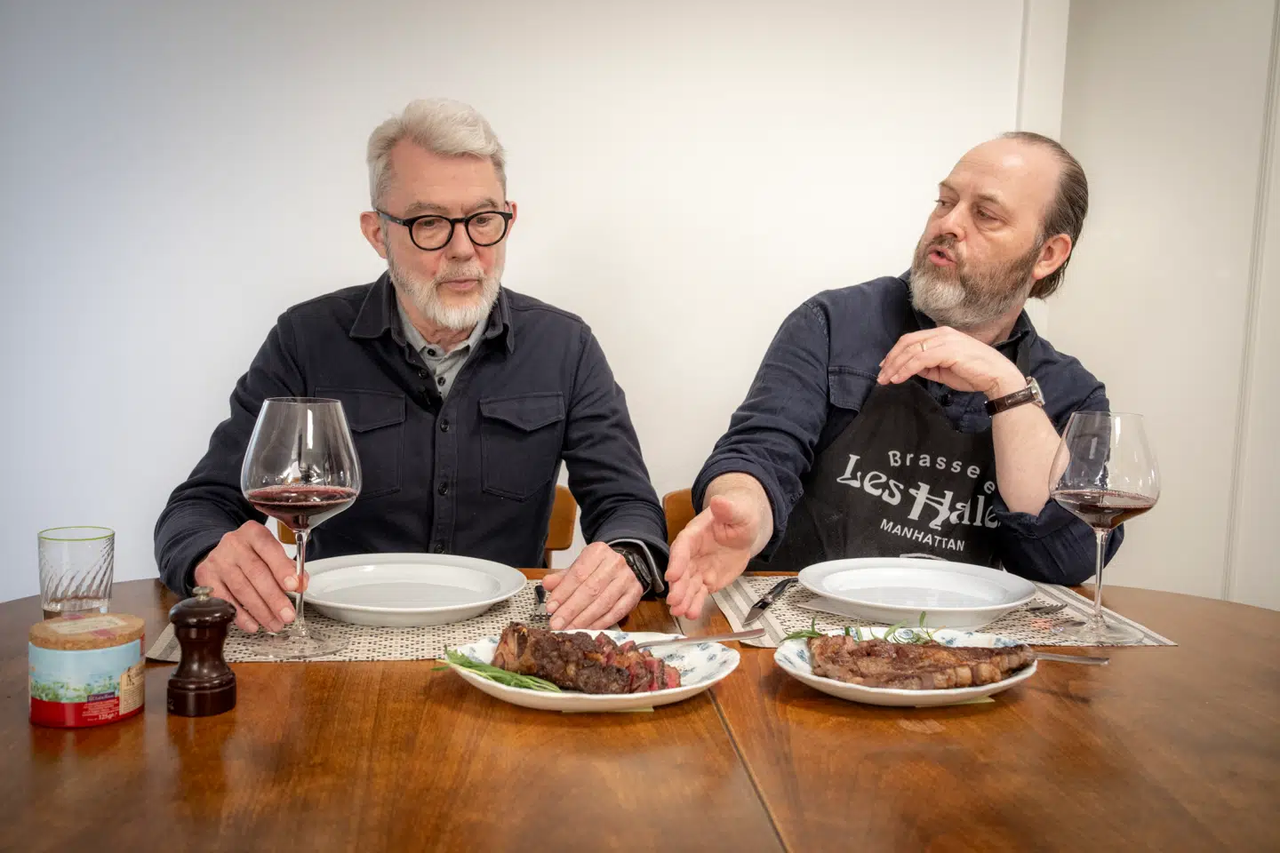 Søren Frank (t.v.) og Søren Damm har testet seks slagterbutikker i Berlingskes »kerneland« – og særlig to forretninger skiller sig ud.