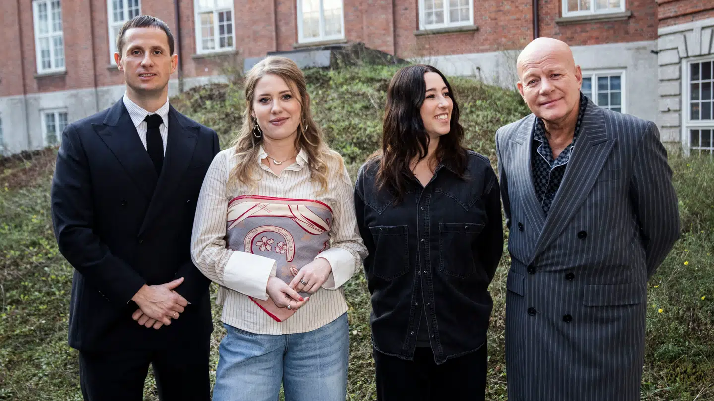 Benjamin Hav, Drew Sycamore og Thomas Blachman har været dette års dommertrio, mens Maria Fantino har været vært siden 2024.